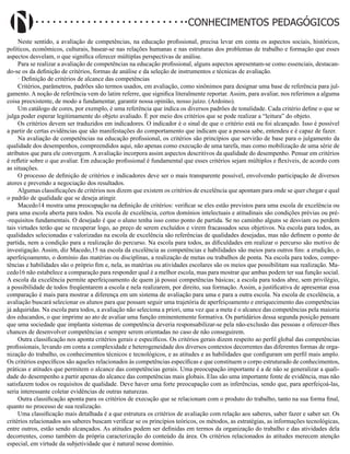 Didatismo e Conhecimento 53
CONHECIMENTOS PEDAGÓGICOS
Neste sentido, a avaliação de competências, na educação profissional, precisa levar em conta os aspectos sociais, históricos,
políticos, econômicos, culturais, basear-se nas relações humanas e nas estruturas dos problemas de trabalho e formação que esses
aspectos desvelam, o que significa oferecer múltiplas perspectivas de análise.
Para se realizar a avaliação de competências na educação profissional, alguns aspectos apresentam-se como essenciais, destacan-
do-se os da definição de critérios, formas de análise e da seleção de instrumentos e técnicas de avaliação.
· Definição de critérios de alcance das competências
Critérios, parâmetros, padrões são termos usados, em avaliação, como sinônimos para designar uma base de referência para jul-
gamento. A noção de referência vem do latim referre, que significa literalmente reportar. Assim, para avaliar, nos referimos a alguma
coisa preexistente, de modo a fundamentar, garantir nossa opinião, nosso juízo. (Ardoino).
Um catálogo de cores, por exemplo, é uma referência que indica os diversos padrões de tonalidade. Cada critério define o que se
julga poder esperar legitimamente do objeto avaliado. É por meio dos critérios que se pode realizar a “leitura” do objeto.
Os critérios devem ser traduzidos em indicadores. O indicador é o sinal de que o critério está ou foi alcançado. Isso é possível
a partir de certas evidências que são manifestações do comportamento que indicam que a pessoa sabe, entendeu e é capaz de fazer.
Na avaliação de competências na educação profissional, os critérios são princípios que servirão de base para o julgamento da
qualidade dos desempenhos, compreendidos aqui, não apenas como execução de uma tarefa, mas como mobilização de uma série de
atributos que para ele convergem. A avaliação incorpora assim aspectos descritivos da qualidade do desempenho. Pensar em critérios
é refletir sobre o que avaliar. Em educação profissional é fundamental que esses critérios sejam múltiplos e flexíveis, de acordo com
as situações.
O processo de definição de critérios e indicadores deve ser o mais transparente possível, envolvendo participação de diversos
atores e prevendo a negociação dos resultados.
Algumas classificações de critérios nos dizem que existem os critérios de excelência que apontam para onde se quer chegar e qual
o padrão de qualidade que se deseja atingir.
Macedo14 mostra uma preocupação na definição de critérios: verificar se eles estão previstos para uma escola de excelência ou
para uma escola aberta para todos. Na escola de excelência, certos domínios intelectuais e atitudinais são condições prévias ou pré-
-requisitos fundamentais. O desejado é que o aluno tenha isso como ponto de partida. Se no caminho alguns se desviam ou perdem
tais virtudes terão que se recuperar logo, ao preço de serem excluídos e virem fracassados seus objetivos. Na escola para todos, as
qualidades selecionadas e valorizadas na escola de excelência são referências de qualidades desejadas, mas não definem o ponto de
partida, nem a condição para a realização do percurso. Na escola para todos, as dificuldades em realizar o percurso são motivo de
investigação. Assim, diz Macedo,15 na escola da excelência as competências e habilidades são meios para outros fins: a erudição, o
aperfeiçoamento, o domínio das matérias ou disciplinas, a realização de metas ou trabalhos de ponta. Na escola para todos, compe-
tências e habilidades são o próprio fim e, nela, as matérias ou atividades escolares são os meios que possibilitam sua realização. Ma-
cedo16 não estabelece a comparação para responder qual é a melhor escola, mas para mostrar que ambas podem ter sua função social.
A escola da excelência permite aperfeiçoamento de quem já possui competências básicas; a escola para todos abre, sem privilégio,
a possibilidade de todos freqüentarem a escola e nela realizarem, por direito, sua formação. Assim, a justificativa de apresentar essa
comparação é mais para mostrar a diferença em um sistema de avaliação para uma e para a outra escola. Na escola de excelência, a
avaliação buscará selecionar os alunos para que possam seguir uma trajetória de aperfeiçoamento e enriquecimento das competências
já adquiridas. Na escola para todos, a avaliação não seleciona a priori, uma vez que a meta é o alcance das competências pela maioria
dos educandos, o que imprime ao ato de avaliar uma função eminentemente formativa. Os partidários dessa segunda posição pensam
que uma sociedade que implanta sistemas de competência deveria responsabilizar-se pela não-exclusão das pessoas e oferecer-lhes
chances de desenvolver competências e sempre serem orientadas no caso de não conseguirem.
Outra classificação nos aponta critérios gerais e específicos. Os critérios gerais dizem respeito ao perfil global das competências
profissionais, levando em conta a complexidade e heterogeneidade dos diversos contextos decorrentes das diferentes formas de orga-
nização do trabalho, os conhecimentos técnicos e tecnológicos, e as atitudes e as habilidades que configuram um perfil mais amplo.
Os critérios específicos são aqueles relacionados às competências específicas e que constituem o corpo estruturado de conhecimentos,
práticas e atitudes que permitem o alcance das competências gerais. Uma preocupação importante é a de não se generalizar a quali-
dade do desempenho a partir apenas do alcance das competências mais globais. Elas são uma importante fonte de evidência, mas não
satisfazem todos os requisitos de qualidade. Deve haver uma forte preocupação com as inferências, sendo que, para aperfeiçoá-las,
seria interessante coletar evidências de outras naturezas.
Outra classificação aponta para os critérios de execução que se relacionam com o produto do trabalho, tanto na sua forma final,
quanto no processo de sua realização.
Uma classificação mais detalhada é a que estrutura os critérios de avaliação com relação aos saberes, saber fazer e saber ser. Os
critérios relacionados aos saberes buscam verificar se os princípios teóricos, os métodos, as estratégias, as informações tecnológicas,
entre outros, estão sendo alcançados. As atitudes podem ser definidas em termos da organização do trabalho e das atividades dela
decorrentes, como também da própria caracterização do conteúdo da área. Os critérios relacionados às atitudes merecem atenção
especial, em virtude da subjetividade que é natural nesse domínio.
 
