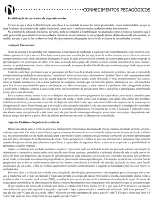 Didatismo e Conhecimento 57
CONHECIMENTOS PEDAGÓGICOS
Flexibilização do currículo e da trajetória escolar
Cientes de que a ideia de flexibilização vincula-se à necessidade de conceder maior plasticidade, maior maleabilidade, ao que se
quer flexionar, destituindo-o da rigidez tradicional, neste caso o currículo escolar, podemos adotar este conceito.
No contexto da educação inclusiva, portanto, pode-se entender a flexibilização ou adaptação como a resposta educativa que é
dada pela escola para satisfazer as necessidades educativas de um aluno ou de um grupo de alunos, dentro da sala de aula comum, na
medida em que o que se faz ou deve-se fazer são ajustamentos, adequações do currículo existente às necessidades do aluno.
Avaliação Educacional
O ato de ensinar e de aprender está relacionado a realizações de mudanças e aquisições de comportamento, tanto motores, cog-
nitivos, quanto afetivos e sociais. Com base nesses preceitos, a avaliação, ou seja, o ato de avaliar consiste em verificar se estes tais
comportamentos estão sendo realmente alcançados no grau exigido pelo professor servindo de suporte para que o aluno progrida na
aprendizagem e na construção do saber. Com isso, avaliação tem o papel de orientar o aluno a tomar consciência de seus conheci-
mentos, ter posicionamento crítico e saber se está avançando na superação das dificuldades para continuar progredindo no processo
de ensino aprendizagem.
Existem, ainda hoje, professores que se preocupam em fazer uso da avaliação como instrumento de tortura, pressão e controle do
comportamento prendendo-se em respostas “mecânicas” como certo/errado valorizando o “produto” final e não compreendem todo
o processo que o aluno chegou para dar aquela resposta. O professor, então, tendo observado o “mau comportamento” dos alunos,
sente-se tentado ameaça-los com a arma poderosa da avaliação, dizendo que irá tirar-lhes pontos, chamará os pais, irá colocá-los
para fora da sala, encaminhá-los para a coordenação, etc. Nesta concepção, o mais comum é o professor, não conseguindo motivar
o aluno para o trabalho, comece a usar a nota como um instrumento de pressão para obter a disciplina e participação, contribuindo
assim, para a sua alienação.
Para a mesma autora, muitas vezes as avaliações são realizadas como julgamento das capacidades, sem nada a contribuir para
o desenvolvimento do educando, não sendo levado em conta, o modo como essa avaliação está sendo feita como, por exemplo:
trabalhos avaliativos, provas orais ou escritas de dupla ou individual e saber que cada aluno é diferente no processo de ensino-apren-
dizagem um do outro. Outra forma, que a avaliação é utilizada pelo educador é a de uma mera reprodução e repetição dos conteúdos
e conhecimentos, assim preocupam-se em vencer os conteúdos programáticos. Na maioria das vezes, a avaliação é vista pelos olhos
dos alunos como uma promoção e não como parte do processo de ensino-aprendizagem, assim como um castigo, não podendo sair,
brincar porque tem prova e pelos olhos da maioria professores um meio de demonstrar a autoridade.
Aspectos Positivos e Negativos da avaliação
Dentro da sala de aula, o termo avaliar está, intimamente relacionado à resolução de provas, exames, resultado de nota, ser apro-
vado ou reprovado. Em meio a esses fatores, a prova torna-se instrumento característico de todo processo de uma avaliação tradicio-
nal, mas pode também ser de muita utilidade para o professor e aluno saberem em que medida o processo de ensino-aprendizagem
está útil para a formação do conhecimento do aluno. Nessa perspectiva, verifica-se que esse instrumento é adequado especialmente
quando desejamos avaliar procedimentos específicos, a capacidade de organizar ideias, a clareza da expressão e a possibilidade de
apresentar soluções originais.
Assim, a avaliação tem seu lado positivo e negativo. O primeiro pode ser atribuído ao fato da avaliação admitir uma função de
orientadora e cooperativa, sendo assim, realizada de uma forma contínua, cumulativa e ordenada dentro da sala de aula com o ob-
jetivo de fazer um diagnóstico da situação de aprendizagem de cada educando, em relação aos conteúdos passados pelo professor,
desse modo, verificando se o aluno está progredindo no processo de ensino-aprendizagem. A avaliação, dessa forma, tem uma função
prognostica que avalia os conhecimentos prévios dos alunos, considerada a avaliação de entrada, avaliação de input; uma função
diagnóstica, do dia-a-dia , a fim de verificar quem absorveu todos conhecimentos e adquiriu as habilidades previstas nos objetivos
estabelecidos.
Por outro lado, a avaliação está voltada com a função de classificação, apresentando o lado negativo, pois o aluno que não alcan-
çou a média fica sob a visão de excluído e fracassado perante os colegas de classe, professores e escola, ocasionando muitas vezes a
evasão escolar. De acordo com Luckesi (2006), a avaliação que é praticada na escola é sinônimo da avaliação da culpa. As notas são
usadas para como índices de classificação de alunos, onde os desempenhos são comparados e não perspectivas que se desejam atingir.
O que significa em termos de avaliação um aluno ter obtido nota 5,0 ou média 5,0? E o que tirou 4,0? O primeiro, na maioria
das escolas está aprovado, enquanto o segundo, reprovado. O que o primeiro sabe é considerado suficiente. Suficiente para quê? E o
que ele não sabe? O que ele deixou de “saber” não pode ser mais importante do que o que ele “sabe”? E o que o aluno que tirou 4,0
“sabe” não pode ser mais importante do que aquilo que não “sabe”?
 