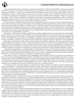 Didatismo e Conhecimento 59
CONHECIMENTOS PEDAGÓGICOS
A organização homogeneizada, classificação e competição, desencadeia o respeito às individualidades, confiança na capacidade
de todos, na interação e na socialização. A finalidade da avaliação mediadora é subsidiar o professor, como instrumento de acom-
panhamento do trabalho, e a escola, no processo de melhoria da qualidade de ensino, para que possam compreender os limites e as
possibilidades dos alunos e delinear ações que possam favorecer seu desenvolvimento, isto é, a finalidade da avaliação é promover
a evolução da aprendizagem dos educandos e a promoção da qualidade do trabalho educativo. Regimes seriados versus regimes
não-seriados. Uma das maiores dificuldades de compreensão das propostas educacionais contemporâneas reside no problema da
organização do regime escolar em ciclos e outras formas não seriadas. A razão dessa dificuldade reside justamente no apego às ideias
tradicionais às quais se vinculam o processo de avaliação classificatória e seletiva.
Os regimes seriados estabelecem oficialmente uma série de obstáculos aos alunos, por meio de critérios pré-definidos arbitraria-
mente como requisitos para a passagem à série seguinte. Os desempenhos individuais dos alunos são utilizados para se comparar uns
com os outros, promovendo os “melhores” e retendo os “piores”. As diferenças individuais são reconhecidas, não como riqueza, mas
como instrumento de dominação de uns poucos sobre muitos. Os regimes não seriados, ao contrário, fundamentam-se em concepções
desenvolvimentistas e democráticas, focalizando o processo de aprendizagem, e não o produto. O trabalho do aluno, a aprendizagem,
é comparado com ele próprio, sendo possível observar sua evolução de diversas formas ao longo do processo de ensino-aprendiza-
gem, reconhecer suas possibilidades e respeitá-las.
Dessa forma, a avaliação contínua adquire o significado de avaliação mediadora do processo de desenvolvimento e da aprendiza-
gem de cada aluno, de acordo com suas possibilidades e da promoção da qualidade na escola. Isso está longe de ser menos exigente,
rigorosa e mais permissiva. Pelo contrário, essa organização de trabalho escolar exige à realização de uma prática pedagógica que
assuma a diversidade humana como riqueza, as facilidades e dificuldades de cada um como parte das características humanas, que
devem ser respeitadas e, ao fazê-lo, novas formas de relações educativas se constituem a partir da cooperação e não da competição.
Deste modo, se torna possível acolher a todos os alunos, porque não há melhores nem piores, sendo que, num processo de ava-
liação classificatória, estes últimos, “os piores” estarão predestinados ao fracasso e à exclusão. Provas de recuperação versus estudos
paralelos. A ideia de recuperação vem sendo concebida como retrocesso, retomo. As provas de recuperação se confundem com a
recuperação das notas já alcançadas, com repetição de conteúdos. Estudos paralelos de recuperação são próprios a uma prática de
avaliação mediadora. Neste processo o conhecimento é construído entre descobertas e dúvidas, retomadas, obstáculos e avanços.
A progressão da aprendizagem, nos estudos paralelos, está direcionada ao futuro do desenvolvimento do aluno. Os estudos pa-
ralelos precisam acompanhar os percursos individuais de formação dos alunos e considerar os princípios da pedagogia diferenciada,
para a qual nos chama a atenção Perrenoud (2000), que alerta: “o que caracteriza a individualização dos percursos não é a solidão no
trabalho, mas o caráter único da trajetória de cada aluno no conjunto de sua escolaridade”.
Nesse sentido, o reforço e a recuperação (nas suas modalidades contínua, paralela ou final) são considerados parte integrante do
processo de ensino e de aprendizagem para atendimento à diversidade das características, das necessidades e dos ritmos dos alunos.
Alertamos para o fato de que Hoffman defende que o termo paralelo pressupõe estudos desenvolvidos pelo professor em sua classe
e no decorrer natural do processo. Cada professor estabelece uma relação diferenciada de saber com seus alunos. É compromisso
seu orientá-los na resolução de dúvidas, no aprofundamento das noções, e a melhor forma de fazê-lo é no dia-a-dia da sala de aula,
contando com a cooperação de toda a turma. Conselhos de classe versus “conselhos de classe”.
Os conselhos de classe vêm sendo realizados, em grande parte das escolas, orientados por modelos avaliativos classificatórios e
com caráter sentencitivo - se propondo a deferir uma sentença ao aluno. Nestas sessões, o privilégio ao passado é evidente. Hoffman
defende que esta deve ser uma ação voltada para o futuro, de caráter interativo e reflexivo, deliberadora de novas ações que garantam
a aquisição de competências necessárias à aprendizagem dos alunos. Os momentos do conselho de classe precisam ser repensados
pelas escolas e serem utilizados para a ampliação das perspectivas acerca dos diferentes jeitos de ser e de aprender do educando que
interage com outros educadores e com outros conhecimentos. As questões atitudinais não devem ocupar um tempo enorme em detri-
mento das questões do ensino-aprendizagem.
Para Hoffman, projetar a avaliação no futuro dos alunos significa reforçar as setas dos seus caminhos: confiar, apoiar, sugerir e,
principalmente, desafiá-los a prosseguir por meio de provocações significativas. Uma atividade ética. Não basta desenvolver a ava-
liação educacional a serviço de uma ação com perspectiva par o futuro, mas torná-la referência para decisões educativas pautadas por
valores, por posturas políticas, fundamentos filosóficos e considerações sociais. Os protagonistas da avaliação precisam ser levados a
refletir sobre o que fazem e por que fazem. As práticas educacionais exigem, além de conhecimento, metodologia, trabalho científico,
a inclusão da dimensão ética e sensível. Nesse sentido programas e projetos desenvolvidos para dar conta de problemas apresentados
para o estudo de uma área de conhecimento ou para resolver questões de determinadas escolas, estariam respondendo às dimensões
ético-políticas neste contexto avaliativo.
As reformas educacionais oriundas de posturas políticas que não devem se sobrepujar aos atos educativos, as novas medidas em
avaliação educacional afetam os sentimentos dos atores envolvidos, por se tratar de uma atividade prática, ética em seu sentido mais
original, porque está embasada em juízo de valor. Não concordamos que deva haver regra única em avaliação, ainda que elencada
no bojo de diretrizes unificadoras das reformas educacionais, porque cada situação envolve a singularidade dos participantes do pro-
cesso educativo. Não encontramos mecanismos únicos, classificatórios que deem conta da complexidade do ato avaliativo. É preciso
considerar a complexidade inerente a tal finalidade.
 
