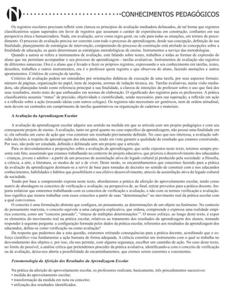 Didatismo e Conhecimento 65
CONHECIMENTOS PEDAGÓGICOS
Os registros escolares precisam refletir com clareza os princípios de avaliação mediadora delineados, de tal forma que registros
classificatórios sejam superados em favor de registros que assumam o caráter de experiências em construção, confiantes em sua
perspectiva ética e humanizadora. Nada, em avaliação, serve como regra geral, ou vale para todas as situações, em termos de proce-
dimento. O processo de avaliação precisa ser coerente com todo o processo de aprendizagem, desde sua concepção, definição de sua
finalidade, planejamento de estratégias de intervenção, compreensão do processo de construção está atrelado às concepções sobre a
finalidade de educação, as quais determinam as estratégias metodológicas de ensino. Instrumentos a serviço das metodologias.
Quando a autora se refere a instrumentos de avaliação, está falando sobre testes, trabalhos e todas as formas de expressão do
aluno que me permitam acompanhar o seu processo de aprendizagem - tarefas avaliativas. Instrumentos de avaliação são registros
de diferentes naturezas. Ora é o aluno que é levado a fazer os próprios registros, expressando o seu conhecimento em tarefas, testes,
desenhos, trabalhos e outros instrumentos, ora é o professor quem registra o que observou do aluno, fazendo anotações e outros
apontamentos. Critérios de correção de tarefas.
Critérios de avaliação podem ser entendidos por orientações didáticas de execução de uma tarefa, por seus aspectos formais:
número de páginas, organização no papel, itens de resposta, normas de redação técnica, etc. Tarefas avaliativas, numa visão media-
dora, são planejadas tendo como referencia principal a sua finalidade, a clareza de intenções do professor sobre o uso que fará dos
seus resultados, muito mais do que embasados em normas de elaboração. O significado dos registros para os professores. A prática
classificatória assumiu “status” de precisão, objetividade e cientificidade, sendo necessário, para sua superação, a reflexão em ação
e a reflexão sobre a ação (trocando ideias com outros colegas). Os registros não necessitam ser genéricos, nem de ordem atitudinal,
nem devem ser centrados em cumprimento de tarefas quantitativos ou organização de cadernos e materiais.
AAvaliação da Aprendizagem Escolar
A avaliação da aprendizagem escolar adquire seu sentido na medida em que se articula com um projeto pedagógico e com seu
consequente projeto de ensino. A avaliação, tanto no geral quanto no caso específico da aprendizagem, não possui uma finalidade em
si; ela subsidia um curso de ação que visa construir um resultado previamente definido. No caso que nos interessa, a avaliação sub-
sidia decisões a respeito da aprendizagem dos educandos, tendo em vista garantir a qualidade do resultado que estamos construindo.
Por isso, não pode ser estudada, definida e delineada sem um projeto que a articule.
Para os desvendamentos e proposições sobre a avaliação da aprendizagem, que serão expostos neste texto, teremos sempre pre-
sente este fato, assumindo que estamos trabalhando no contexto do projeto educativo, que prioriza o desenvolvimento dos educandos
- crianças, jovens e adultos - a partir de um processo de assimilação ativa do legado cultural já produzido pela sociedade: a filosofia,
a ciência, a arte, a literatura, os modos de ser e de viver. Deste modo, os encaminhamentos que estaremos fazendo para a prática
da avaliação da aprendizagem destinam-se a servir de base para tomadas de decisões no sentido de construir com e nos educandos
conhecimentos, habilidades e hábitos que possibilitem o seu efetivo desenvolvimento, através da assimilação ativa do legado cultural
da sociedade.
Tendo por base a compreensão exposta neste texto, abordaremos a prática da aferição do aproveitamento escolar, tendo como
matriz de abordagem os conceitos de verificação e avaliação, na perspectiva de, ao final, retirar proveitos para a prática docente. Im-
porta enfatizar que estaremos trabalhando com os conceitos de verificação e avaliação, e não com os termos verificação e avaliação.
Isso significa que iremos trabalhar com esses conceitos a partir de suas “determinações” no movimento real da prática escolar com
a qual convivemos.
O conceito é uma formulação abstrata que configura, no pensamento, as determinações de um objeto ou fenômeno. No contexto
do pensamento marxista, o conceito equivale a uma categoria explicativa, que ordena, compreende e expressa uma realidade empí-
rica concreta, como um “concreto pensado”, “síntese de múltiplas determinações’”. O nosso esforço, ao longo deste texto, é expor
os elementos do movimento real na prática escolar, relativos ao tratamento dos resultados da aprendizagem dos alunos, tentando
responder à seguinte pergunta: a configuração formada pelos dados da prática escolar, referentes aos resultados da aprendizagem dos
educandos, define-se como verificação ou como avaliação?
Da resposta que pudermos dar a esta questão, estaremos retirando consequências para a prática docente, acreditando que o es-
forço científico visa fundamentar a ação humana de forma adequada. A ciência constitui um instrumento com o qual se trabalha no
desvendamento dos objetos e, por isso, ela nos permite, com alguma segurança, escolher um caminho de ação. No caso deste texto,
no limite do possível, a análise crítica que pretendemos proceder da prática avaliativa, identificando-a com o conceito de verificação
ou de avaliação, deixa-nos aberta a possibilidade de encaminhamentos, que cremos serem coerentes e consistentes.
Fenomenologia da Aferição dos Resultados da Aprendizagem Escolar
Na prática da aferição do aproveitamento escolar, os professores realizam, basicamente, três procedimentos sucessivos:
• medida do aproveitamento escolar;
• transformação da medida em nota ou conceito;
• utilização dos resultados identificados.
 