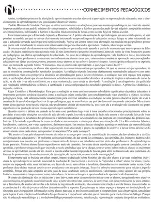 Didatismo e Conhecimento 68
CONHECIMENTOS PEDAGÓGICOS
Assim, o objetivo primeiro da aferição do aproveitamento escolar não será a aprovação ou reprovação do educando, mas o dire-
cionamento da aprendizagem e seu consequente desenvolvimento.
Padrão Mínimo de Conduta: Para que se utilize corretamente a avaliação no processo ensino-aprendizagem, no contexto escolar,
importa estabelecer um padrão mínimo de conhecimentos, habilidades e hábitos que o educando deverá adquirir; um padrão mínimo
de conhecimentos, habilidades e hábitos e não uma média mínima de notas, como ocorre hoje na prática escolar.
Estar interessado que o Educando Aprenda e Desenvolva: A prática da avaliação da aprendizagem, em seu sentido pleno, só será
possível na medida em que se estiver efetivamente interessado na aprendizagem do educando, ou seja, há que se estar interessado em
que o educando aprenda aquilo que está sendo ensinado. Parece um contra senso essa afirmação, na medida em que podemos pensar
que quem está trabalhando nó ensino está interessado em que os educandos aprendam. Todavia, não é o que ocorre.
O sistema social não demonstra estar tão interessado em que o educando aprenda a partir do momento que investe pouco na Edu-
cação. Os dados estatísticos educacionais estão aí para demonstrar o pequeno investimento, tanto do ponto de vista financeiro quanto
do pedagógico, na efetiva aprendizagem do educando. No caso da avaliação da aprendizagem, vale lembrar o baixo investimento
pedagógico. Nós, professores, assim como normalmente os alunos e seus pais, estamos interessados na aprovação ou reprovação dos
educandos nas séries escolares; porém, estamos pouco atentos ao seu efetivo desenvolvimento. A nossa prática educativa se expressa
mais ou menos da seguinte forma: “Ensinamos, mas os alunos não aprenderam; o que é que vamos fazer”?
De fato, se ensinamos, os alunos não aprenderam e estamos interessados que aprendam, há que se ensinar até que aprendam; há
que se investir na construção dos resultados desejados. A avaliação só pode funcionar efetivamente num trabalho educativo com estas
características. Sem esta perspectiva dinâmica de aprendizagem para o desenvolvimento, a avaliação não terá espaço; terá espaço,
sim, a verificação, desde que ela só dimensione o fenômeno sem encaminhar decisões. A avaliação implica a retomada do curso de
ação, se ele não tiver sido satisfatório, ou a sua reorientação, caso esteja se desviando. A avaliação é um diagnóstico da qualidade
dos resultados intermediários ou finais; a verificação é uma configuração dos resultados parciais ou finais. A primeira é dinâmica, a
segunda, estática.
Rigor Científico e Metodológico: Para que a avaliação se tome um instrumento subsidiário significativo da prática educativa, é
importante que tanto a prática educativa como a avaliação sejam conduzidas com um determinado rigor científico e técnico. A ciência
pedagógica, hoje, está suficientemente amadurecida para oferecer subsídios à condução de uma prática educativa capaz de levar ã
construção de resultados significativos da aprendizagem, que se manifestem em prol do desenvolvimento do educando. Não caberia
tratar desta questão neste texto; todavia, não poderíamos deixar de menciona-la, pois sem ela a avaliação não alcançará seu papel
significativo na produção de um ensino-aprendizagem satisfatório.
Quando ocorre o debate ou quando se levanta esse problema logo vem à tona questões relacionadas principalmente sobre as
precárias e/ou cruéis situações nas salas de aula de todo o país. Isso não é deixado de lado pela autora e não se pode deixar de levar
em consideração os desabafos dos professores e também não deixar desconsiderá-los na proposta de reconstrução das práticas ava-
liativas. É levantado o problema de como se dedicar intensamente a aluno por aluno em situações de 35 a 40 estudantes falantes,
barulhentos, curiosos, por vezes agressivos, desinteressados. Em muitas dessas situações acontece o problema da impossibilidade
de observar e cuidar de cada um, o olhar vagueia pelo todo abarcando o grupo, na superfície do coletivo e dessa forma desiste-se do
envolvimento com cada aluno, será possível avançarmos? Por onde começar?
“Há muito a fazer pelo desenvolvimento de todas as crianças por conta da massificação do ensino, da desvalorização e da falta
de formação dos educadores.”. O problema do instrucionismo, do dar conta dos conteúdos, das apostilas, dos inúmeros fazeres e dos
compromissos nas escolas, os professores correm atrás do tempo e os estudantes correm atrás dos professores. As aprendizagens
ficam para trás. Muitos alunos ficam esquecidos no meio do caminho. Por conta dessa escola preocupada com os conteúdos, com as
apostilas, o professor chega onde quer ou onde a escola estabelece que deva chegar, sem ter como saber onde os alunos se encontram
de fato, se aprenderem ou não até ali. Assim a escola acaba ficando impedida de buscar, para além da transmissão dos conteúdos. As
formas do pensamento, do conhecimento, da percepção, do raciocínio, o exercício da investigação?
É importante que se busque um olhar sereno, intenso e dedicado sobre histórias de vida dos alunos e de suas trajetórias indivi-
duais de aprendizagem no sentido essencial da mediação. É preciso fazer o exercício de “aprender a olhar” aluno por aluno, conhe-
cendo seu espaço de vida, suas iniciativas, seu fazer de novo, seus afetos e desafetos, dissonâncias e o inusitado tantas vezes. Cada
professor deve deixar marcas positivas nos estudantes com os quais interage. Esse é o primeiro ensinamento para iniciar o jogo do
contrário. Pensar em cada aprendiz de uma sala de aula, acabando com os anonimatos, valorizando como sujeitos de sua própria
história, assumindo o compromisso, como educadores, de otimizar tempos e oportunidades de aprender e de desenvolver.
O tempo de admiração não se inicia com o ano letivo, mas antes de o professor iniciar com os alunos, pesquisando nos arquivos
das instituições, resgatando suas histórias de vida, a partir de entrevistas com eles, de conversas com seus professores de anos anterio-
res e familiares, da análise de tarefas e da leitura de registros de avaliação, não somente em relação à escola básica, mas em todas as
experiências d e vida de jovens e adultos do ensino médio e superior. É preciso que se criem espaços e tempos nas instituições de en-
sino para que se organizem informações sobre alunos para que os professores analisem e compartilhem suas observações, sem deixar
para depois. Com relação às dificuldades dos professores é importante salientar que o caminho para resolvê-las é o diálogo. Porque
não há educação sem diálogo, e o verdadeiro diálogo pressupõe retorno, interlocução, reconstrução conjunta das práticas avaliativas.
 
