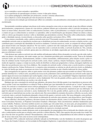 Didatismo e Conhecimento 72
CONHECIMENTOS PEDAGÓGICOS
(a) os conteúdos a serem ensinados e aprendidos;
(b) as experiências de aprendizagem escolares a serem vividas pelos alunos;
(c) os planos pedagógicos elaborados por professores, escolas e sistemas educacionais;
(d) os objetivos a serem alcançados por meio do processo de ensino;
(e) os processos de avaliação que terminam por influir nos conteúdos e nos procedimentos selecionados nos diferentes graus da
escolarização.
Sem pretender considerar qualquer uma dessas ou de outras concepções como certa ou como errada, já que elas refletem variados
posicionamentos, compromissos e pontos de vista teóricos, podemos afirmar que as discussões sobre o currículo incorporam, com
maior ou menor ênfase, discussões sobre os conhecimentos escolares, sobre os procedimentos e as relações sociais que conformam
o cenário em que os conhecimentos se ensinam e se aprendem, sobre as transformações que desejamos efetuar nos alunos e alunas,
sobre os valores que desejamos inculcar e sobre as identidades que pretendemos construir. Discussões sobre conhecimento, verdade,
poder e identidade marcam, invariavelmente, as discussões sobre questões curriculares (Silva, 1999).
Como estamos concebendo, então, a palavra currículo neste texto? Procurando resumir os aspectos acima mencionados, estamos
entendendo currículo como as experiências escolares que se desdobram em torno do conhecimento, em meio a relações sociais, e que
contribuem para a construção das identidades de nossos/as estudantes. Currículo associa-se, assim, ao conjunto de esforços pedagó-
gicos desenvolvidos com intenções educativas. Por esse motivo, a palavra tem sido usada para todo e qualquer espaço organizado
para afetar e educar pessoas, o que explica o uso de expressões como o currículo da mídia, o currículo da prisão etc. Nós, contudo,
estamos empregando a palavra currículo apenas para nos referirmos às atividades organizadas por instituições escolares. Ou seja,
para nos referirmos à escola.
Cabe destacar que a palavra currículo tem sido também utilizada para indicar efeitos alcançados na escola, que não estão explici-
tados nos planos e nas propostas, não sendo sempre, por isso, claramente percebidos pela comunidade escolar. Trata-se do chamado
currículo oculto, que envolve, dominantemente, atitudes e valores transmitidos, subliminarmente, pelas relações sociais e pelas ro-
tinas do cotidiano escolar. Fazem parte do currículo oculto, assim, rituais e práticas, relações hierárquicas, regras e procedimentos,
modos de organizar o espaço e o tempo na escola, modos de distribuir os alunos por grupamentos e turmas, mensagens implícitas nas
falas dos (as) professores (as) e nos livros didáticos. São exemplos de currículo oculto: a forma como a escola incentiva a criança a
chamar a professora (tia, Fulana, Professora etc.); a maneira como arrumamos as carteiras na sala de aula (em círculo ou alinhadas);
as visões de família que ainda se encontram em certos livros didáticos (restritas ou não à família tradicional de classe média).
Que consequências tais aspectos, sobre os quais muitas vezes não pensamos, podem estar provocando nos alunos? Não seria im-
portante identificá-los e verificar como, nas práticas de nossa escola, poderíamos estar contribuindo para um currículo oculto capaz de
oprimir alguns de nossos (as) estudantes (por razões ligadas a classe social, gênero, raça, sexualidade)? Julgamos importante ressaltar
que, o papel do educador no processo curricular é, assim, fundamental. Ele é um dos grandes artífices, queira ou não, da construção
dos currículos que se materializam nas escolas e nas salas de aula.
Qualquer que seja a concepção de currículo que adotamos, não parece haver dúvidas quanto à sua importância no processo edu-
cativo escolar. Como essa importância se evidencia? Pode-se afirmar que é por intermédio do currículo que as “coisas” acontecem na
escola. No currículo se sistematizam nossos esforços pedagógicos. O currículo é, em outras palavras, o coração da escola, o espaço
central em que todos atuamos, o que nos torna, nos diferentes níveis do processo educacional, responsáveis por sua elaboração. O
papel do educador no processo curricular é, assim, fundamental. Ele é um dos grandes artífices, queira ou não, da construção dos
currículos que se materializam nas escolas e nas salas de aula. Daí a necessidade de constantes discussões e reflexões, na escola, sobre
o currículo, tanto o currículo formalmente planejado e desenvolvido quanto o currículo oculto. Daí nossa obrigação, como profissio-
nais da educação, de participar crítica e criativamente na elaboração de currículos mais atraentes, mais democráticos, mais fecundos.
Nessas reflexões e discussões, podemos e devemos recorrer aos documentos oficiais, como a Lei de Diretrizes e Bases, as Dire-
trizes Curriculares Nacionais, as Propostas Curriculares Estaduais e Municipais. Neles encontraremos subsídios fundamentais para
o nosso trabalho. Podemos e devemos também recorrer aos estudos que vêm sendo feitos, em nosso país, por pesquisadores e estu-
diosos do campo. Tais estudos têm-se intensificado, principalmente a partir da década de 1990, têm sido apresentados em inúmeros
congressos e seminários, bem como publicados em periódicos de expressiva circulação nacional.
Recentes análises desses estudos destacam como as preocupações dos pesquisadores têm-se deslocado das relações entre currí-
culo e conhecimento escolar para as relações entre currículo e cultura (Moreira, 2002). Que aspectos têm provocado essa virada? Por
que o foco tão forte em questões culturais? Resumidamente, cabe reconhecer, hoje, a preponderância da esfera cultural na organiza-
ção de nossa vida social, bem como na teoria social contemporânea.
Stuart Hall (1997), conhecido intelectual caribenho radicado na Grã-Bretanha e um dos fundadores do centro de pesquisas que
foi o berço dos Estudos Culturais, na Universidade de Birmingham (Inglaterra), é especialmente incisivo nessa perspectiva.
 