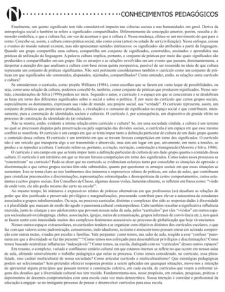 Didatismo e Conhecimento 74
CONHECIMENTOS PEDAGÓGICOS
Finalmente, um quinto significado tem tido considerável impacto nas ciências sociais e nas humanidades em geral. Deriva da
antropologia social e também se refere a significados compartilhados. Diferentemente da concepção anterior, porém, ressalta a di-
mensão simbólica, o que a cultura faz, em vez de acentuar o que a cultura é. Nessa mudança, efetua-se um movimento do que para o
como. Concebe-se, assim, a cultura como prática social, não como coisa (artes) ou estado de ser (civilização). Nesse enfoque, coisas
e eventos do mundo natural existem, mas não apresentam sentidos intrínsecos: os significados são atribuídos a partir da linguagem.
Quando um grupo compartilha uma cultura, compartilha um conjunto de significados, construídos, ensinados e aprendidos nas
práticas de utilização da linguagem. A palavra cultura implica, portanto, o conjunto de práticas por meio das quais significados são
produzidos e compartilhados em um grupo. São os arranjos e as relações envolvidas em um evento que passam, dominantemente, a
despertar a atenção dos que analisam a cultura com base nessa quinta perspectiva, passível de ser resumida na ideia de que cultura
representa um conjunto de práticas significantes. Não será pertinente considerarmos também o currículo como um conjunto de prá-
ticas em que significados são construídos, disputados, rejeitados, compartilhados? Como entender, então, as relações entre currículo
e cultura?
Se entendermos o currículo, como propõe Williams (1984), como escolhas que se fazem em vasto leque de possibilidades, ou
seja, como uma seleção da cultura, podemos concebê-lo, também, como conjunto de práticas que produzem significados. Nesse sen-
tido, considerações de Silva (1999) podem ser úteis. Segundo o autor, o currículo é o espaço em que se concentram e se desdobram
as lutas em torno dos diferentes significados sobre o social e sobre o político. É por meio do currículo que certos grupos sociais,
especialmente os dominantes, expressam sua visão de mundo, seu projeto social, sua “verdade”. O currículo representa, assim, um
conjunto de práticas que propiciam a produção, a circulação e o consumo de significados no espaço social e que contribuem, inten-
samente, para a construção de identidades sociais e culturais. O currículo é, por consequência, um dispositivo de grande efeito no
processo de construção da identidade do (a) estudante.
Não se mostra, então, evidente a íntima relação entre currículo e cultura? Se, em uma sociedade cindida, a cultura é um terreno
no qual se processam disputas pela preservação ou pela superação das divisões sociais, o currículo é um espaço em que esse mesmo
conflito se manifesta. O currículo é um campo em que se tenta impor tanto a definição particular de cultura de um dado grupo quanto
o conteúdo dessa cultura. O currículo é um território em que se travam ferozes competições em torno dos significados. O currículo
não é um veículo que transporta algo a ser transmitido e absorvido, mas sim um lugar em que, ativamente, em meio a tensões, se
produz e se reproduz a cultura. Currículo refere-se, portanto, a criação, recriação, contestação e transgressão (Moreira e Silva, 1994).
O currículo é um campo em que se tenta impor tanto a definição particular de cultura de um dado grupo quanto o conteúdo dessa
cultura. O currículo é um território em que se travam ferozes competições em torno dos significados. Como todos esses processos se
“concretizam” no currículo? Pode-se dizer que no currículo se evidenciam esforços tanto por consolidar as situações de opressão e
discriminação a que certos grupos sociais têm sido submetidos, quanto por questionar os arranjos sociais em que essas situações se
sustentam. Isso se torna claro ao nos lembrarmos dos inúmeros e expressivos relatos de práticas, em salas de aulas, que contribuem
para cristalizar preconceitos e discriminações, representações estereotipadas e desrespeitosas de certos comportamentos, certos estu-
dantes e certos grupos sociais. Em Conselhos de Classe, algumas dessas visões, lamentavelmente, se refletem em frases como: “vindo
de onde vem, ele não podia mesmo dar certo na escola!”.
Ao mesmo tempo, há inúmeros e expressivos relatos de práticas alternativas em que professores (as) desafiam as relações de
poder que têm justificado e preservado privilégios e marginalizações, procurando contribuir para elevar a autoestima de estudantes
associados a grupos subalternizados. Ou seja, no processo curricular, distintas e complexas têm sido as respostas dadas à diversidade
e à pluralidade que marcam de modo tão agudo o panorama cultural contemporâneo. Cabe também ressaltar a significativa influência
exercida, junto às crianças e aos adolescentes que povoam nossas salas de aula, pelos “currículos” por eles “vividos” em outros espa-
ços socioeducativos (shoppings, clubes, associações, igrejas, meios de comunicação, grupos informais de convivência etc.), nos quais
se fazem sentir com intensidade muitos dos complexos fenômenos associáveis ao processo de globalização que hoje vivenciamos.
Nesses outros espaços extraescolares, os currículos tendem a se organizar com objetivos distintos dos currículos escolares, o que
faz com que valores como padronização, consumismo, individualismo, sexismo e etnocentrismo possam entrar em acirrada competi-
ção com outras metas, visadas por escolas e famílias. Vale perguntar: como temos, nas salas de aula, reagido a esse “confuso “pano-
rama em que a diversidade se faz tão presente”“? Como temos nos esforçado para desestabilizar privilégios e discriminações? Como
temos buscado neutralizar influências “indesejáveis”? Como temos, na escola, dialogado com os “currículos” desses outros espaços?
Em resumo, o complexo, variado e conflituoso cenário cultural em que estamos imersos se reflete no que ocorre em nossas salas
de aula, afetando sensivelmente o trabalho pedagógico que nelas se processa. Como temos considerado, no currículo, essa plura-
lidade, esse caráter multicultural de nossa sociedade? Como articular currículo e multiculturalismo? Que estratégias pedagógicas
podem ser selecionadas? Sem pretender oferecer respostas prontas a serem aplicadas em quaisquer situações, move-nos a intenção
de apresentar alguns princípios que possam nortear a construção coletiva, em cada escola, de currículos que visem a enfrentar al-
guns dos desafios que a diversidade cultural nos tem trazido. Fundamentamo-nos, nesse propósito, em estudos, pesquisas, práticas e
depoimentos de docentes comprometidos com uma escola cada vez mais democrática. Nossa intenção é convidar o profissional da
educação a engajar- se no instigante processo de pensar e desenvolver currículos para essa escola.
 