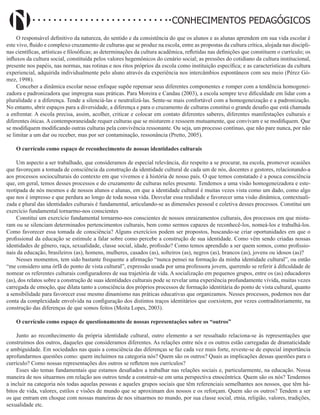 Didatismo e Conhecimento 77
CONHECIMENTOS PEDAGÓGICOS
O responsável definitivo da natureza, do sentido e da consistência do que os alunos e as alunas aprendem em sua vida escolar é
este vivo, fluido e complexo cruzamento de culturas que se produz na escola, entre as propostas da cultura crítica, alojada nas discipli-
nas científicas, artísticas e filosóficas; as determinações da cultura acadêmica, refletidas nas definições que constituem o currículo; os
influxos da cultura social, constituída pelos valores hegemônicos do cenário social; as pressões do cotidiano da cultura institucional,
presente nos papéis, nas normas, nas rotinas e nos ritos próprios da escola como instituição específica; e as características da cultura
experiencial, adquirida individualmente pelo aluno através da experiência nos intercâmbios espontâneos com seu meio (Pérez Gó-
mez, 1998).
Conceber a dinâmica escolar nesse enfoque supõe repensar seus diferentes componentes e romper com a tendência homogenei-
zadora e padronizadora que impregna suas práticas. Para Moreira e Candau (2003), a escola sempre teve dificuldade em lidar com a
pluralidade e a diferença. Tende a silenciá-las e neutralizá-las. Sente-se mais confortável com a homogeneização e a padronização.
No entanto, abrir espaços para a diversidade, a diferença e para o cruzamento de culturas constitui o grande desafio que está chamada
a enfrentar. A escola precisa, assim, acolher, criticar e colocar em contato diferentes saberes, diferentes manifestações culturais e
diferentes óticas. A contemporaneidade requer culturas que se misturem e ressoem mutuamente, que convivam e se modifiquem. Que
se modifiquem modificando outras culturas pela convivência ressonante. Ou seja, um processo contínuo, que não pare nunca, por não
se limitar a um dar ou receber, mas por ser contaminação, ressonância (Pretto, 2005).
O currículo como espaço de reconhecimento de nossas identidades culturais
Um aspecto a ser trabalhado, que consideramos de especial relevância, diz respeito a se procurar, na escola, promover ocasiões
que favoreçam a tomada de consciência da construção da identidade cultural de cada um de nós, docentes e gestores, relacionando-a
aos processos socioculturais do contexto em que vivemos e à história de nosso país. O que temos constatado é a pouca consciência
que, em geral, temos desses processos e do cruzamento de culturas neles presente. Tendemos a uma visão homogeneizadora e este-
reotipada de nós mesmos e de nossos alunos e alunas, em que a identidade cultural é muitas vezes vista como um dado, como algo
que nos é impresso e que perdura ao longo de toda nossa vida. Desvelar essa realidade e favorecer uma visão dinâmica, contextuali-
zada e plural das identidades culturais é fundamental, articulando-se as dimensões pessoal e coletiva desses processos. Constitui um
exercício fundamental tornarmo-nos conscientes
Constitui um exercício fundamental tornarmo-nos conscientes de nossos enraizamentos culturais, dos processos em que mistu-
ram ou se silenciam determinados pertencimentos culturais, bem como sermos capazes de reconhecê-los, nomeá-los e trabalhá-los.
Como favorecer essa tomada de consciência? Alguns exercícios podem ser propostos, buscando-se criar oportunidades em que o
profissional da educação se estimule a falar sobre como percebe a construção de sua identidade. Como vêm sendo criadas nossas
identidades de gênero, raça, sexualidade, classe social, idade, profissão? Como temos aprendido a ser quem somos, como profissio-
nais da educação, brasileiros (as), homens, mulheres, casados (as), solteiros (as), negros (as), brancos (as), jovens ou idosos (as)?
Nesses momentos, tem sido bastante frequente a afirmação “nunca pensei na formação da minha identidade cultural”, ou então
“me considero uma órfã do ponto de vista cultural”, expressão usada por uma professora jovem, querendo se referir à dificuldade de
nomear os referentes culturais configuradores de sua trajetória de vida. A socialização em pequenos grupos, entre os (as) educadores
(as), dos relatos sobre a construção de suas identidades culturais pode se revelar uma experiência profundamente vivida, muitas vezes
carregada de emoção, que dilata tanto a consciência dos próprios processos de formação identitária do ponto de vista cultural, quanto
a sensibilidade para favorecer esse mesmo dinamismo nas práticas educativas que organizamos. Nesses processos, podemos nos dar
conta da complexidade envolvida na configuração dos distintos traços identitários que coexistem, por vezes contraditoriamente, na
construção das diferenças de que somos feitos (Moita Lopes, 2003).
O currículo como espaço de questionamento de nossas representações sobre os “outros”
Junto ao reconhecimento da própria identidade cultural, outro elemento a ser ressaltado relaciona-se às representações que
construímos dos outros, daqueles que consideramos diferentes. As relações entre nós e os outros estão carregadas de dramaticidade
e ambiguidade. Em sociedades nas quais a consciência das diferenças se faz cada vez mais forte, reveste-se de especial importância
aprofundarmos questões como: quem incluímos na categoria nós? Quem são os outros? Quais as implicações dessas questões para o
currículo? Como nossas representações dos outros se refletem nos currículos?
Esses são temas fundamentais que estamos desafiados a trabalhar nas relações sociais e, particularmente, na educação. Nossa
maneira de nos situarmos em relação aos outros tende a construir-se em uma perspectiva etnocêntrica. Quem são os nós? Tendemos
a incluir na categoria nós todas aquelas pessoas e aqueles grupos sociais que têm referenciais semelhantes aos nossos, que têm há-
bitos de vida, valores, estilos e visões de mundo que se aproximam dos nossos e os reforçam. Quem são os outros? Tendem a ser
os que entram em choque com nossas maneiras de nos situarmos no mundo, por sua classe social, etnia, religião, valores, tradições,
sexualidade etc.
 