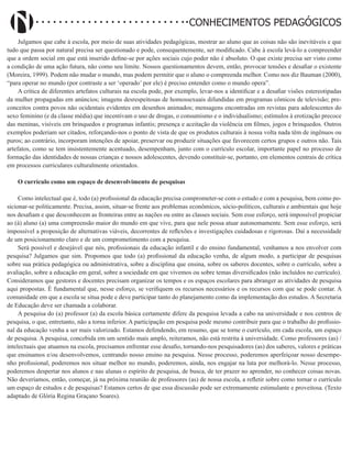 Didatismo e Conhecimento 79
CONHECIMENTOS PEDAGÓGICOS
Julgamos que cabe à escola, por meio de suas atividades pedagógicas, mostrar ao aluno que as coisas não são inevitáveis e que
tudo que passa por natural precisa ser questionado e pode, consequentemente, ser modificado. Cabe à escola levá-lo a compreender
que a ordem social em que está inserido define-se por ações sociais cujo poder não é absoluto. O que existe precisa ser visto como
a condição de uma ação futura, não como seu limite. Nossos questionamentos devem, então, provocar tensões e desafiar o existente
(Moreira, 1999). Podem não mudar o mundo, mas podem permitir que o aluno o compreenda melhor. Como nos diz Bauman (2000),
“para operar no mundo (por contraste a ser ‘operado’ por ele) é preciso entender como o mundo opera”.
A crítica de diferentes artefatos culturais na escola pode, por exemplo, levar-nos a identificar e a desafiar visões estereotipadas
da mulher propagadas em anúncios; imagens desrespeitosas de homossexuais difundidas em programas cômicos de televisão; pre-
conceitos contra povos não ocidentais evidentes em desenhos animados; mensagens encontradas em revistas para adolescentes do
sexo feminino (e da classe média) que incentivam o uso de drogas, o consumismo e o individualismo; estímulos à erotização precoce
das meninas, visíveis em brinquedos e programas infantis; presença e aceitação da violência em filmes, jogos e brinquedos. Outros
exemplos poderiam ser citados, reforçando-nos o ponto de vista de que os produtos culturais à nossa volta nada têm de ingênuos ou
puros; ao contrário, incorporam intenções de apoiar, preservar ou produzir situações que favorecem certos grupos e outros não. Tais
artefatos, como se tem insistentemente acentuado, desempenham, junto com o currículo escolar, importante papel no processo de
formação das identidades de nossas crianças e nossos adolescentes, devendo constituir-se, portanto, em elementos centrais de crítica
em processos curriculares culturalmente orientados.
O currículo como um espaço de desenvolvimento de pesquisas
Como intelectual que é, todo (a) profissional da educação precisa comprometer-se com o estudo e com a pesquisa, bem como po-
sicionar-se politicamente. Precisa, assim, situar-se frente aos problemas econômicos, sócio-políticos, culturais e ambientais que hoje
nos desafiam e que desconhecem as fronteiras entre as nações ou entre as classes sociais. Sem esse esforço, será impossível propiciar
ao (à) aluno (a) uma compreensão maior do mundo em que vive, para que nele possa atuar autonomamente. Sem esse esforço, será
impossível a proposição de alternativas viáveis, decorrentes de reflexões e investigações cuidadosas e rigorosas. Daí a necessidade
de um posicionamento claro e de um comprometimento com a pesquisa.
Será possível e desejável que nós, profissionais da educação infantil e do ensino fundamental, venhamos a nos envolver com
pesquisa? Julgamos que sim. Propomos que todo (a) profissional da educação venha, de algum modo, a participar de pesquisas
sobre sua prática pedagógica ou administrativa, sobre a disciplina que ensina, sobre os saberes docentes, sobre o currículo, sobre a
avaliação, sobre a educação em geral, sobre a sociedade em que vivemos ou sobre temas diversificados (não incluídos no currículo).
Consideramos que gestores e docentes precisam organizar os tempos e os espaços escolares para abranger as atividades de pesquisa
aqui propostas. É fundamental que, nesse esforço, se verifiquem os recursos necessários e os recursos com que se pode contar. A
comunidade em que a escola se situa pode e deve participar tanto do planejamento como da implementação dos estudos. A Secretaria
de Educação deve ser chamada a colaborar.
A pesquisa do (a) professor (a) da escola básica certamente difere da pesquisa levada a cabo na universidade e nos centros de
pesquisa, o que, entretanto, não a torna inferior. A participação em pesquisa pode mesmo contribuir para que o trabalho do profissio-
nal da educação venha a ser mais valorizado. Estamos defendendo, em resumo, que se torne o currículo, em cada escola, um espaço
de pesquisa. A pesquisa, concebida em um sentido mais amplo, reiteramos, não está restrita à universidade. Como professores (as) /
intelectuais que atuamos na escola, precisamos enfrentar esse desafio, tornando-nos pesquisadores (as) dos saberes, valores e práticas
que ensinamos e/ou desenvolvemos, centrando nosso ensino na pesquisa. Nesse processo, poderemos aperfeiçoar nosso desempe-
nho profissional, poderemos nos situar melhor no mundo, poderemos, ainda, nos engajar na luta por melhorá-lo. Nesse processo,
poderemos despertar nos alunos e nas alunas o espírito de pesquisa, de busca, de ter prazer no aprender, no conhecer coisas novas.
Não deveríamos, então, começar, já na próxima reunião de professores (as) de nossa escola, a refletir sobre como tornar o currículo
um espaço de estudos e de pesquisas? Estamos certos de que essa discussão pode ser extremamente estimulante e proveitosa. (Texto
adaptado de Glória Regina Graçano Soares).
 