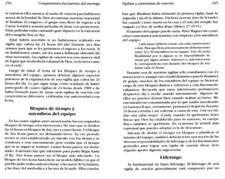 244 Conquistemos las puertas del enemigo Vigilias y caminatas de oración 245
te entraron ellos mismos al cuarto de oración para hablarnos
acerca de la bondad de Dios al contestar nuestras oraciones!
Al finalizar el congreso, el grupo ruso llevó de regreso a la
Unión Soviética sesenta películas deJesús con proyectores.
Estas películas están causando gran impacto en la extensión
del evangelio hoy en día.
¿Qué habría sucedido si no hubiésemos realizado esa
vigilia que cubría las 24 horas del día? Durante tres días
oramos para que se les permitiera el ingreso a los rusos. Si
no hubiésemos orado, tal vez nunca hubieran obtenido las
visas necesarias. Las vigilias de oración son una manera vital
de lograr que sea hecha la voluntad de Dios, en la tierra como
en el cielo.
Luego de tratar el tema de los bloques de tiempo y
miembros del equipo, quisiera delinear algunos aspectos
prácticos de la organización de una vigilia que cubra las 24
horas del día. Lo que sigue surge como resultado de haber
participado de cuatro vigilias de 24 horas desde 1989 y de
haber formado parte de varias otras vigilias de oración con
características diferentes, celebradas con anterioridad a esa
fecha.
Bloques de tiempo y
miembros del equipo
En las cuatro vigilias antes mencionadas fueron asignados
bloques de tiempo a los intercesores. He visto que se dividen
las 24 horas en bloques de dos, tres y cuatro horas. Un bloque
de dos horas parece ser demasiado breve. En ese período
recién se está estableciendo un vínculo con los demás y se
comienza a orar intensamente pero resulta que el tiempo
que se te asignó se terminó. Cuatro horas parece ser dema-
siado. A menudo hay que esforzarse para poder llegar hasta
el fin. Tres horas parece ser el bloque más adecuado. Un
bloque de tres horas hasta tiene un modelo bíblico ya que el
pueblo judío oraba cada tres horas: a las nueve de la mañana
a las doce del mediodía y a las tres de la tarde. Ellos enseña-
ban que Abraham había instituido la primera vigilia, Isaac la
segunda y Jacob la última. A la hora novena (tres de la tarde)
fue cuando Cristo murió en la cruz y el velo del templo fue
rasgado en dos, de arriba abajo (Mateo 27.45-51).
El tamaño del equipo puede variar. PeterWagner me contó
estos comentarios interesantes con respecto a los miembros
del equipo:
Cada turno debería contar con ocho intercesores
o más. Para que fluya armoniosamente deberías tener
entre 32 y 50 miembros en tu equipo. Esto da cierta
flexibilidad por si alguno se ve imposibilitado de
asistir por algún motivo. Entonces a cada intercesor
le correspondería orar durante dos bloques de tres
horas cada 24 horas.
Durante una de nuestras vigilias sólo contábamos con 24
intercesores y aunque esto resultó fantástico para la dinámica
de grupo, muchos de los miembros del equipo se hicieron
cargo de tres bloques diarios y volvieron a casa físicamente
exhaustos. Recuerda que estos intercesores permanecen
despiertos día y noche orando intensamente. Algunos de
ellos no pueden dormir bien cuando acaban su turno. Me
encontraba tan entusiasmada por lo que estaba sucediendo
en Lausana II que, neciamente, permanecí despierta durante
24 horas corridas y me enfermé a causa de esto. Una vez me
dijo una sabia mujer: «Cindy; cuando tú quebrantas leyes
físicas que Dios ha establecido para su universo, tu cuerpo
físico también se quebranta. En ocasiones la actitud más
espiritual que puedes adoptar es la de descansar».
Además de dividir el tiempo en bloques y planificar el
tamaño del equipo, también deberás tener una noción de las
diversas responsabilidades de liderazgoy de los lineamientos
generales para lograr una vigilia de oración eficaz. Acto
seguido aporto algunas sugerencias.
Liderazgo
Es fundamental un buen liderazgo. El liderazgo de una
vigilia de oración generalmente está compuesto por un
 