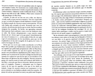 260 Conquistemos las puertas del enemigo Conquistemos las puertas del enemigo 261
los pocos tratados rusos que nos quedaban antes de regresar
a los Estados Unidos. Por momentos nos costaba trabajo creer
que realmente estuviéramos orandoy repartiendo tratados en la
Unión Soviética. Habíamos estado testificando frente a la Plaza
Roja al otro lado de la calle. Bobbye y Mary Lance cruzaron la
calle para llegar a la Plaza Roja.
Cuando, al cabo de un rato me uní a ellas, me dijeron:
«Cindy; nadie acepta nuestros tratados». Esto me sorprendió
ya que en todos los lugares donde habíamos estado la gente
los había tomado de nuestras manos ansiosamente. Ni uno
solo había sido arrojado al suelo. Pensando que esto era
extraño, decidí intentar dar los que yo tenía. Para mi asombro
ninguno los aceptaba. De hecho, me ignoraban mirando
directamente hacia adelante como si no me hubiesen visto
ni oído. Me detuve abruptamente y una oración surgió
dentro de mí: «Señor ¿qué es lo que pasa?» Inmediatamente
me vino 2 Corintios 4.4: «...en los cuales el dios de este siglo
cegó el entendimiento de los incrédulos, para que no les
resplandezca la luz del evangelio de la gloria de Cristo, el
cual es la imagen de Dios».
¿Sería que eso era lo que estaba sucediendo en la Plaza
Roja? mra posible que hubiésemos entrado al territorio de
un espíritu que gobernaba propiamente sobre la Plaza Roja,
el cual estaba cegando los ojos de la gente? Teniendo en
mente este pensamiento rápidamente pedí a Mary Lance y a
Bobbye que se pusieran de acuerdo conmigo declarando que
Satanás no cegaría los ojos de los que se encontraban en la
Plaza Roja a la gloriosa luz del evangelio. Nuestro pequeño
grupo de oración tomó el cielo por la fuerza allí mismo al
aire libre, creyendo que Dios se movería y abriría una puerta
para el evangelio. Oramos y ordenamos que la ceguera
cayese de los ojos de aquellos a los que se les daría un
tratado. Luego de nuestra oración nos separamos y a los
pocos minutos se nos habían acabado todos los tratados. ¡El
grupo al cual me aproximé los tomó y me pidió más! Después
de nuestra oración Satanás ya no podía cegar sus ojos.
Habíamos tomado posesión del territorio que él deseaba
controlar.
A! reflexionar sobre esta historia surgen muchas pregun-
tas. ¿Se supone que tomemos una postura ofensiva en contra
del enemigo? ¿No debiéramos esperar que se acerque y nos
encuentre? ¿Nos dice algo el Nuevo Testamento con respecto
a la lucha contra principados y potestades? Después de
todo... ¿qué son los espíritus territoriales? ¿Alguna vez luchó
Jesús en contra de la maldad espiritual de alto nivel? ¿Dispo-
nemos de suficiente material bíblico para fundamentar el
creciente movimiento mundial de guerra espiritualy destruc-
ción de las malignas fortalezas del enemigo? De ser así,
¿quién debe participar y cuáles son los pasos a seguir para
hacerlo de un modo seguro y equilibrado?
Me he debatido sobre estas preguntas y otras más durante
los últimos cinco años en los que me ha llamado el Señor a
ser una líder en la guerra espiritual estratégica sobre las
naciones. En primer lugar, al discutir la guerra espiritual
necesitamos recordar que estamos en las etapas pioneras del
aprendizaje de cómo tomar nuestras ciudades, estados y
naciones para Dios. Aunque he enseñado acerca de este tema
y dirigido grupos de oración por las naciones durante unos
cuantos años, no es mi intención presumir que sé todo lo
que hay que saber acerca de la guerra espiritual.
Sin embargo, una cosa que sí sé es que la guerra espiritual
es un tema volátil. No es un tema que el enemigo desee que
sea tratado, pero la gente tiene ansias de estudiarlo. Al
ponerse a orar la gente sobre sus ciudades, villas, pueblos,
provincias y naciones, muchos están realizando una gran
obra para el Señor mientras que otros se están metiendo en
una enorme cantidad de dificultades. Ruego que este capítu-
lo ayude a aquellos que sienten un profundo llamado de Dios
a orar por sus ciudades y naciones. El Salmo 2.8 es un grito
de llamamiento para aquellos que están oyendo este llama-
 