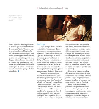 Samba de Roda do Recôncavo Baiano{ } 119
forma específica de comportamen-
to artístico que os seus executantes
denominam “samba” (com os seus
já mencionados qualificativos) e
por esse meio contribuir para uma
noção válida de pelo menos um dos
gêneros em que cabe aquele termo,
do qual se tem abusado bastante. A
orientação que seguiremos é em-
pírica: é resultado de trabalho e de
observações de campo; as fontes se-
cundárias têm uma posição de fato
secundária.
O GÊNERO
O que se segue deverá servir de
texto básico. É o sumário do mí-
nimo dos eventos que constituem
o gênero. Esta célula de execução
(que, na terminologia de músi-
ca e dança, poderia chamar-se
de “peça”) ajudará a esclarecer os
vários nomes que o gênero recebe.
Uma seqüência de tais células, e a
maneira como são concatenadas a
fim de produzir a seqüência, geram
a estrutura e a dinâmica do gênero.
Pressupõe-se um conjunto
musical mínimo e ideal do tipo
descrito na primeira parte do pre-
sente estudo: uma viola “machete”
afinada em “natural” e tocando em
“Ré maior pequeno”, uma viola
“três-quartos” afinada em “natu-
ral” e tocando em “Lá maior”, um
pandeiro11
, e um prato-e-faca. A
viola principal (a viola machete,
viola-guia) toca o padrão de “Ré
maior” (demonstrado no Exemplo 2)
uma ou duas vezes, praticamente
sem metro, a fim de fixar a tonali-
dade, permitindo assim aos outros
violeiros que estabeleçam as suas.
O toque das violas adquire metro
de forma gradativa, dentro, apro-
ximadamente, dos quatro próximos
compassos, e os instrumentos de
percussão entram a seu próprio
critério, tocando o pandeiro mais
ou menos conforme o padrão dado
no Exemplo 3.
Mantém-se o prato na palma
aberta de uma mão, como se fosse
um pastelão que o tocador estivesse
prestes a lançar no próprio rosto.
Arranha-se a faca na borda do pra-
to da maneira vista no Exemplo 4.
São as palmas dos demais
presentes uma parte essencial da
percussão. Situação típica é a de
pessoas que se mantém de pé junto
das paredes da sala, geralmen-
te pequena, a um lado da qual os
músicos permanecem sentados,
Dona Fia com prato-e-
faca, do Samba de Roda
de Pirajuía. foto: luiz
santos.
 