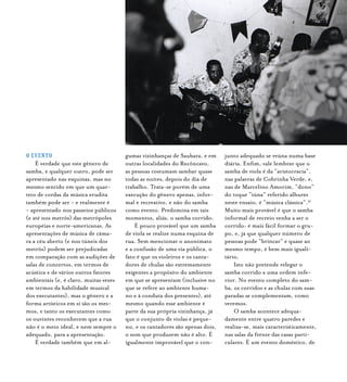 Samba de Roda do Recôncavo Baiano{ } 132
O EVENTO
É verdade que este gênero de
samba, e qualquer outro, pode ser
apresentado nas esquinas, mas no
mesmo sentido em que um quar-
teto de cordas da música erudita
também pode ser - e realmente é
- apresentado nos passeios públicos
(e até nos metrôs) das metrópoles
européias e norte-americanas. As
apresentações de música de câma-
ra a céu aberto (e nos túneis dos
metrôs) podem ser prejudicadas
em comparação com as audições de
salas de concertos, em termos de
acústica e de vários outros fatores
ambientais (e, é claro, muitas vezes
em termos da habilidade musical
dos executantes), mas o gênero e a
forma artísticos em si são os mes-
mos, e tanto os executantes como
os ouvintes reconhecem que a rua
não é o meio ideal, e nem sempre o
adequado, para a apresentação.
É verdade também que em al-
gumas vizinhanças de Saubara, e em
outras localidades do Recôncavo,
as pessoas costumam sambar quase
todas as noites, depois do dia de
trabalho. Trata-se porém de uma
execução do gênero apenas, infor-
mal e recreativo, e não do samba
como evento. Predomina em tais
momentos, aliás, o samba corrido.
É pouco provável que um samba
de viola se realize numa esquina de
rua. Sem mencionar o anonimato
e a confusão de uma via pública, o
fato é que os violeiros e os canta-
dores de chulas são extremamente
exigentes a propósito do ambiente
em que se apresentam (inclusive no
que se refere ao ambiente huma-
no e à conduta dos presentes), até
mesmo quando esse ambiente é
parte da sua própria vizinhança, já
que o conjunto de violas é peque-
no, e os cantadores são apenas dois,
o som que produzem não é alto. É
igualmente improvável que o con-
junto adequado se reúna numa base
diária. Enfim, vale lembrar que o
samba de viola é da “aristocracia”,
nas palavras de Cobrinha Verde, e,
nas de Marcelino Amorim, “dono”
do toque “iúna” referido alhures
neste ensaio, é “música clássica”.31
Muito mais provável é que o samba
informal de recreio venha a ser o
corrido: é mais fácil formar o gru-
po, e, já que qualquer número de
pessoas pode “brincar” e quase ao
mesmo tempo, é bem mais iguali-
tário.
Isto não pretende relegar o
samba corrido a uma ordem infe-
rior. No evento completo do sam-
ba, os corridos e as chulas com suas
paradas se complementam, como
veremos.
O samba acontece adequa-
damente entre quatro paredes e
realiza-se, mais caracteristicamente,
nas salas da frente das casas parti-
culares. É um evento doméstico, de
 