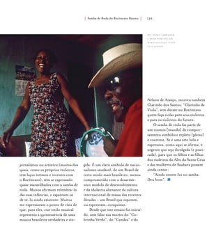 Samba de Roda do Recôncavo Baiano{ } 141
jornalístico ou artístico (muitos dos
quais, como os próprios violeiros,
têm laços íntimos e recentes com
o Recôncavo), têm se expressado
quase maravilhados com o samba de
viola. Muitos afirmam relembrá-lo
das suas infâncias, e espantam-se
de vê-lo ainda existente. Muitos
me expressaram o ponto de vista de
que, para eles, esse estilo musical
representa a quintessência de uma
música brasileira verdadeira e sin-
gela. É um claro símbolo de nacio-
nalismo saudável, de um Brasil de
certo modo mais brasileiro, menos
comprometido com o desarmô-
nico modelo de desenvolvimento
e da idolatria alienante da cultura
internacional de massa das recentes
décadas - um Brasil que esperam,
ou esperavam, conquistar.		
Desde que este ensaio foi inicia-
do, sem falar nas mortes do “Co-
brinha Verde”, do “Candeá” e do
Nélson de Araújo, morreu também
Clarindo dos Santos, “Clarindo da
Viola”, sem deixar no Recôncavo
quem faça violas para seus violeiros
e para os violeiros do futuro.
O samba de viola faz parte de
um cosmos [mundo] de compor-
tamento simbólico repleto [pleno]
e coerente. Se é uma arte bela e
expressiva, como aqui se afirma, é
urgente que seja divulgada (e prati-
cada), para que os filhos e as filhas
dos violeiros do Alto da Santa Cruz
e das mulheres de Saubara possam
ainda cantar:
“Ainda ontem fui no samba.
Deu bom”.
Seu Pedro Sambador
e Dona Porcina, em
maracangalha. foto:
luiz santos.
 