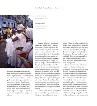 Samba de Roda do Recôncavo Baiano{ } 54
sinuosas, que dá a impressão de
estar deslizando ou escorregando
numa superfície lisa. Ao término de
seu solo, a sambadeira dá a umbi-
gada na próxima, que irá então por
sua vez correr a roda. A umbigada é
muitas vezes quase imperceptível,
e pode também ser trocada por
outro gesto indicativo da escolha,
como erguer os braços na frente do
outro, ou simplesmente lançar um
olhar.
Há uma diferença fundamen-
tal entre o samba chula e o sam-
ba corrido, quanto à postura das
sambadeiras. Em geral, no samba
chula, a sambadeira mantém a co-
luna vertebral ereta, os dois joelhos
semiflexionados, com ambos os
braços relaxados e soltos, descan-
sando-os ao longo do corpo. O
peso do corpo é distribuído na sola
dos pés, entre os dedos e os calca-
nhares. O movimento dos quadris
também é contínuo e proveniente
do ritmo produzido pelos pés. Ele
lembra uma pequena gangorra que
balançasse de maneira perpendicu-
lar à pélvis, com o ponto de engate
um pouco abaixo do umbigo. Este
movimento, nas sambadeiras mais
velhas, pode ser feito mantendo a
parte superior do corpo totalmente
imóvel.
Entre as sambadeiras mais velhas
notamos também que, embora a
cabeça se mantenha ereta, geral-
mente o foco do olhar está dirigido
para o chão, observando o passo do
miudinho. Enquanto que, nas mais
jovens, o foco do olhar se dirige
discretamente para várias direções.
Entretanto, elas não perdem a sen-
sualidade do remexer dos quadris,
que é bastante enfatizado, tanto
pelas mulheres mais velhas como
pelas mais jovens.
No caso dos sambas corridos,
embora a coluna vertebral tam-
bém esteja ereta, ela se mostra mais
flexível, enquanto os dois joelhos
ficam semiflexionados e ambos os
cotovelos também semiflexionados,
dão aos braços mobilidade no mo-
vimento de ir e vir; os pés conti-
nuam plantados e em contato com
o chão, ainda no passo miudinho,
mas com mais velocidade, amplitu-
de e liberdade: os pés se separam e
podem às vezes sair do paralelismo
e formar um ângulo agudo; os cal-
canhares elevam-se um pouco mais.
a Tradicional
umbigada, Samba de
Roda Suerdieck. foto:
luiz santos.
página anterior
Samba de Roda Filhos
de Nagô, de são félix.
foto: luiz santos.
 