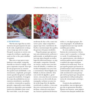 Samba de Roda do Recôncavo Baiano{ } 60
A indumentária
Não há uma regra fixa na indu-
mentária dos participantes do sam-
ba de roda, simplesmente se dança
com a roupa que está no corpo.
Em geral, as pessoas se vestem com
roupas do cotidiano, aquelas que
usam no dia-a-dia, para trabalhar
ou passear.
Mas nota-se que para as sam-
badeiras a saia ampla, comprida,
franzida na cintura e rodada, é boa
para a expressão corporal. Esse tipo
de saia proporciona ao remexer
dos quadris mais mobilidade, e aos
movimentos, amplitude, principal-
mente quando elas giram e sambam
no passo do miudinho. A imagem
do corpo das sambadeiras em mo-
vimentos simultâneos, sacudindo
os ombros, remexendo os quadris,
girando e segurando a saia rodada,
produz no espectador uma sensação
estética de vitalidade e bem-estar.
Por outro lado, o uso de roupas
modernas do dia-a-dia, como saia
curta e justa, calças compridas e
sapatos tipo tênis, visivelmente di-
ficulta a movimentação dos quadris,
das pernas e do passo miudinho.
Naqueles grupos que apresen-
tam uma indumentária uniforme e
padronizada, as sambadeiras usam
um traje típico baseado na simbo-
logia da tradicional baiana, ou seja,
saia ampla, comprida e franzida
na cintura, muitas vezes com dois
níveis de babados, e também com
tecidos estampados em cores vivas
e contrastantes; blusa folgada com
babado no decote redondo, feita
com tecido de algodão e, geral-
mente, com uma das cores contras-
tantes com a cor do tecido da saia
estampada; turbante ou uma tira
de tecido largo feito de algodão,
encobrindo os cabelos, e com uma
das cores contrastantes da saia ou
da blusa; colares de cores diver-
sas; brincos e pulseiras de diversos
estilos; e, em alguns grupos, dis-
creta maquiagem. As sambadeiras
complementam esse traje usando
sandálias para sambar.
As cores usadas no traje das
baianas são contrastantes e fortes,
como o azul e o amarelo, e o laranja
e o verde. A combinação das co-
res, aparentemente, não obedece a
nenhum padrão estético especial,
e também não segue nenhuma
tendência de moda atual. Nota-se
que aqueles grupos que buscam se
profissionalizar usam indumentária
uniformizada e padronizada, mas
cada um demonstra uma percep-
ção estética própria que não parece
especialmente influenciada pelos
meios de comunicação contempo-
râneos.
A maioria das sambadeiras
usa sandálias, mas em alguns gru-
pos elas se apresentam descalças.
Quanto aos homens, usam sapatos
e muitas vezes dançam também des-
detalhes de
indumentária das
baianas do samba de
roda suerdieck. fotos:
pedro ivo oliveira.
 