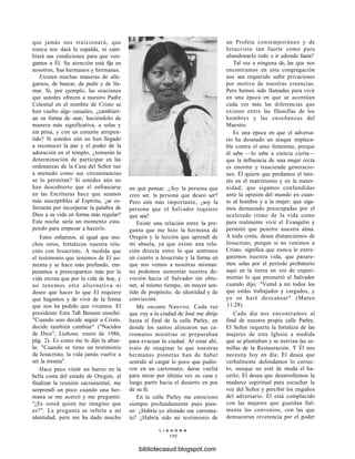 que jamás nos traicionará, que
nunca nos dará la espalda, ni cam-
biará sus condiciones para que ven-
gamos a Él. Su atención está fija en
nosotros, Sus hermanos y hermanas.
Existen muchas maneras de alle-
garnos, de buscar, de pedir y de lla-
mar. Si, por ejemplo, las oraciones
que ustedes ofrecen a nuestro Padre
Celestial en el nombre de Cristo se
han vuelto algo casuales, ¿cambiarí-
an su forma de orar, haciéndolo de
manera más significativa, a solas y
sin prisa, y con un corazón arrepen-
tido? Si ustedes aún no han llegado
a reconocer la paz y el poder de la
adoración en el templo, ¿tomarán la
determinación de participar en las
ordenanzas de la Casa del Señor tan
a menudo como sus circunstancias
se lo permitan? Si ustedes aún no
han descubierto que el enfrascarse
en las Escrituras hace que seamos
más susceptibles al Espíritu, ¿se es-
forzarán por incorporar la palabra de
Dios a su vida en forma más regular?
Esta noche sería un momento estu-
pendo para empezar a hacerlo.
Estos esfuerzos, al igual que mu-
chos otros, fortalecen nuestra rela-
ción con Jesucristo. A medida que
el testimonio que tenemos de El au-
menta y se hace más profundo, em-
pezamos a preocuparnos más por la
vida eterna que por la vida de hoy, y
no tenemos otra alternativa ni
deseo que hacer lo que El requiere
que hagamos y de vivir de la forma
que nos ha pedido que vivamos. El
presidente Ezra Taft Benson enseñó:
"Cuando uno decide seguir a Cristo,
decide también cambiar" ("Nacidos
de Dios", Liahona, enero de 1986,
pág. 2). Es como me lo dijo la abue-
la: "Cuando se tiene un testimonio
de Jesucristo, la vida jamás vuelve a
ser la misma".
Hace poco visité un barrio en la
bella costa del estado de Oregón; al
finalizar la reunión sacramental, me
sorprendí un poco cuando una her-
mana se me acercó y me preguntó:
"¿Es usted quien me imagino que
es?". La pregunta se refería a mi
identidad, pero me ha dado mucho
en qué pensar. ¿Soy la persona que
creo ser, la persona que deseo ser?
Pero aún más importante, ¿soy la
persona que el Salvador requiere
que sea?
Existe una relación entre la pre-
gunta que me hizo la hermana de
Oregón y la lección que aprendí de
mi abuela, ya que existe una rela-
ción directa entre lo que sentimos
en cuanto a Jesucristo y la forma en
que nos vemos a nosotras mismas:
no podemos aumentar nuestra de-
voción hacia el Salvador sin obte-
ner, al mismo tiempo, un mayor sen-
tido de propósito, de identidad y de
convicción.
Me encanta Nauvoo. Cada vez
que voy a la ciudad de José me dirijo
hasta el final de la calle Parley, en
donde los santos alinearon sus ca-
rromatos mientras se preparaban
para evacuar la ciudad. Al estar ahí,
trato de imaginar lo que nuestras
hermanas pioneras han de haber
sentido al cargar lo poco que pudie-
ron en un carromato, darse vuelta
para mirar por última vez su casa y
luego partir hacia el desierto en pos
de su fe.
En la calle Parley me emociono
siempre profundamente pues pien-
so: ¿Habría yo alistado ese carroma-
to? ¿Habría sido mi testimonio de
L I A H O N A
110
un Profeta contemporáneo y de
Jesucristo tan fuerte como para
abandonarlo todo e ir adonde fuera?
Tal vez a ninguna de, las que nos
encontramos en esta congregación
nos sea requerido sufrir privaciones
por motivo de nuestras creencias.
Pero hemos sido llamadas para vivir
en una época en que se acentúan
cada vez más las diferencias que
existen entre las filosofías de los
hombres y las enseñanzas del
Maestro.
Es una época en que el adversa-
rio ha desatado un ataque implaca-
ble contra el sexo femenino, porque
él sabe —lo sabe a ciencia cierta—
que la influencia de una mujer recta
es enorme y trasciende generacio-
nes. Él quiere que perdamos el inte-
rés en el matrimonio y en la mater-
nidad; que sigamos confundidas
ante la opinión del mundo en cuan-
to al hombre y a la mujer; que siga-
mos demasiado preocupadas por el
acelerado ritmo de la vida como
para realmente vivir el Evangelio y
permitir que penetre nuestra alma.
A toda costa, desea distanciarnos de
Jesucristo, porque si no venimos a
Cristo, significa que nunca le entre-
garemos nuestra vida, que pasare-
mos solas por el período probatorio
aquí en la tierra en vez de experi-
mentar lo que prometió el Salvador
cuando dijo: "Venid a mí todos los
que estáis trabajados y cargados, y
yo os haré descansar" (Mateo
11:28).
Cada día nos encontramos al
final de nuestra propia calle Parley.
El Señor requería la fortaleza de las
mujeres de esta Iglesia a medida
que se plantaban y se nutrían las se-
millas de la Restauración. Y Él nos
necesita hoy en día; Él desea que
verbalmente defendamos lo correc-
to, aunque no esté de moda el ha-
cerlo; Él desea que desarrollemos la
madurez espiritual para escuchar la
voz del Señor y percibir los engaños
del adversario. Él está complacido
con las mujeres que guardan fiel-
mente los convenios, con las que
demuestran reverencia por el poder
bibliotecasud.blogspot.com
 