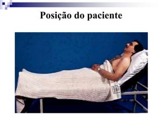 Mão espalmada sobre região precordial