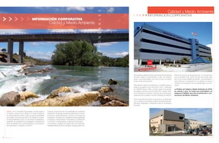 20 Anuario 07
CONDUCTASRESPONSABLES
INFORMACIÓN CORPORATIVA
Calidad y Medio Ambiente
JOCA, como compañía responsable e involucrada en
la mejora continua de la calidad y el medio ambiente,
se compromete en todas y cada una de las actividades
que realiza. Se basa para ello en el trabajo en equipo,
la responsabilidad social, el crecimiento equilibrado y
sostenido, el cumplimiento de la legislación, la satisfacción
tanto de clientes como de empleados, la innovación y
principalmente, el respeto al entorno.
Todas las actuaciones van acompañadas de programas
específicos de gestión ambiental destinados a reducir
el impacto medioambiental y disminuir el riesgo de
accidentes. De esta forma, se gestionan adecuadamente
los residuos, reduciéndolos, fomentando su reutilización
o reciclado y entregándolos a gestores autorizados.
Los recursos naturales se utilizan de modo eficiente,
mediante planes de ahorro de agua, energía, áridos, etc.
Se protege la calidad del aire reduciendo las emisiones
de polvo, gases contaminantes y ruido. Se cuida el
suelo y sus propiedades, así como la flora y la fauna
de las zonas de actuación.
Para afrontar cada reto ambiental, la compañía basa su
sistema de gestión en la norma ISO 14001, certificada
por AENOR desde 1998 y nuestro sistema de gestión
de calidad conforme a la norma ISO 9001 desde 1996.
JOCA además es miembro colectivo de la Asociación
Española para la Calidad y miembro adherido de AENOR.
Todo el personal de JOCA se involucra y compromete
con un Sistema de Calidad y Medio Ambiente definido,
difundido, implantado y mantenido al día con el esfuerzo
de todos.
21Anuario 07
INFORMACIÓN CORPORATIVA
Calidad y Medio Ambiente
Dentro de esta línea de actuaciones, el compromiso
con la excelencia de JOCA ha sido reconocido este
año con la marca “Madrid Excelente”, una acreditación
que reconoce su apuesta por la calidad, la mejora
continua, el incremento de la competitividad y la inno-
vación.
La Política de Calidad y Medio Ambiente de JOCA
se orienta a que, en todas sus actividades, se
asegure la Calidad, así como la protección y con-
servación del Medio Ambiente.
246.S/37/188/07
 