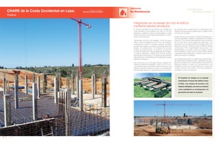 de hormigón visto y piedra natural. La tabiquería es de
paneles de cartón yeso de distintos tipos y ladrillo hueco
en las zonas húmedas.
Existen tres tipos de cubiertas: invertida transitable (en la
zona de maquinaria), invertida no transitable (en los edificios
anexos) y con pinturas impermeables a base de resinas
(en la zona inferior de la pérgola de urgencias). Los
pavimentos son de solera armada, hormigón pulido y en
adoquines, mármol, microterrazo, gres porcelánico, resinas
conductivas y PVC, dependiendo de las zonas. Los
revestimientos, de terrazo, zócalo de Trespa a media
altura, alicatados en gres, caucho, pintura acrílica, plástica
o epoxídica sobre Texturglas. Los falsos techos son de
panel de escayola o metálicos.
Las instalaciones cuentan con aljibes para abastecimiento
de Agua Caliente Sanitaria (ACS), quemadores de gas y
apoyo de energía solar. La electricidad e iluminación se
distribuye desde un Centro de Transformación. Las
medidas de protección incluyen detección y protección
contra incendios e intrusismo, así como pararrayos,
centralitas y control de accesos.
96 Anuario 07
CHARE de la Costa Occidental en Lepe.
Huelva
EDIFICACIÓN
No Residencial
97Anuario 07
Conductas
Responsables
Entidad contratante:
Servicio Andaluz de Salud
Integración en el paisaje de todo el edificio
mediante taludes arbolados
El Centro Hospitalario de Alta Resolución (CHARE) de
Lepe atenderá a una población de más de 100.000
habitantes y agilizará la atención especializada a través
de la incorporación de las últimas tecnologías y la optimi-
zación de los recursos.
Está situado en la finca “Los Jardales”, a 6 km del casco
urbano, junto a la salida de la A-49. Con una superficie
construida de 13.422 m2
, el centro consta de un edificio
principal de 4 plantas con brazos funcionales abiertos al
paisaje, 40 habitaciones, 23 módulos de consulta
6 salas de exploraciones, 3 quirófanos, 6 boxes de
consulta de urgencias, 6 salas de diagnóstico por imagen,
un edificio restaurante, cabina de control de acceso,
aparcamiento de personal y 210 plazas de aparcamiento
para pacientes y acompañantes. En la parcela se incluye
además un helipuerto.
Las estructuras son de hormigón armado, forjados reti-
culares de casetón recuperable y cantos de 40 y 45 cm
y se sustentan sobre cimentación de losa armada en tres
edificios y zapatas y riostras en el resto. Los cerramientos
son de ladrillo cerámico y aplacado exterior con piezas
El hospital se integra en el paisaje
orientando el frente del edificio hacia
el Este. Las rampas de acceso y los
taludes arbolados, así como su entorno
rural, establecen un contrapunto a la
geometría de todo el conjunto.
 