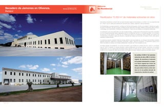 116 Anuario 07
Secadero de Jamones en Olivenza.
Badajoz
EDIFICACIÓN
No Residencial
117Anuario 07
Conductas
Responsables
Entidad contratante:
Señorío de Olivenza S.L.
Reutilizados 15.553 m3
de materiales sobrantes en obra
Se reutilizan 15.553 m3
de materiales
sobrantes de obra y 980 m3
de tierra
vegetal. Se amontona el sobrante
en la propia urbanización y se sepa-
ra la tierra vegetal de la tierra de
relleno. Se establecen procedimien-
tos para evitar el barro y otros resi-
duos en la vía pública (lavado de
maquinaria y barrido de suelos).
Este edificio industrial se compone de una nave de planta regular, de dos alturas y un sótano, con una superficie total
de 7.293 m2
que se utiliza para la fabricación de productos curados, salazones y sala de despiece.
En la planta baja se recoge el producto y se lleva a la Cámara de Recepción, de allí a la de Salazón, Cámara de Lavado,
Escurrido, Postsolado. De esta ya pasan a la Planta primera dedicada a Secadero Artificial y desde esta planta se llevan
a la Bodega, en el semisótano y finalmente a la Expedición. Cada zona se climatiza a la temperatura adecuada.
La cimentación y los muros del sótano son de hormigón armado. La disposición estructural de la nave está compuesta
por cinco líneas de dieciséis vanos, separados entre sí con distancias de 6,50 m, en ambos sentidos, con una altura
de pilar de 5 m por planta y un total de 16 m desde que arranca la cimentación hasta el forjado de cubierta. Se
complementa con jácenas y vigas que arriostran y soportan las cargas que transmiten los forjados. Éstos, serán placas
alveolares unidireccionales.
La cubierta se resuelve mediante 2 faldones de teja cerámica mixta roja envejecida, con formación de pendiente mediante
tabiques palomeros, aislamiento poliuretano proyectado, rasillón, capa de compresión. El cerramiento exterior de la
fábrica se realiza con placas de hormigón prefabricado y armado de 16 mm acabado en gris.
Se realiza, también una ampliación, con acceso al secadero, que consiste en un sótano de unos 1.000 m2
y una planta
baja de 1.000 m2
realizado con placas alveolares y pilares prefabricados de hormigón armado, cerramiento con paneles
prefabricados con una cubierta plana transitable bicapa. Además, se adecuan los 7.500 m2
de terreno que circundan
el edificio con un trazado de viales para acceder a los muelles de carga, mediante soleras de hormigón pulidas.
 