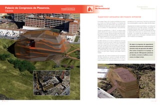 124 Anuario 07
Palacio de Congresos de Plasencia.
Cáceres
EDIFICACIÓN
No Residencial
125Anuario 07
Conductas
Responsables
Entidad contratante:
Consejería de Cultura de
la Junta de Extremadura
Se sigue un programa de seguimiento
exhaustivo de protección medioambiental
durante la fase de ejecución del edificio.
Para evitar el impacto en el paisaje, se
plantan más de 1.500 especies autóctonas
en taludes y accesos al edificio y se en-
cauza un antiguo arroyo.
El innovador Palacio de Congresos del Berrocal se sitúa
en el barrio de Fuente de Serena, en la Avenida de
Salamanca (zona de Valcorchero). Se proyecta como
un referente en Plasencia y cuenta, entre otros espacios,
con un auditorio con capacidad para 1.000 personas.
Ocupa una superficie de 11.338 m2
, la mayoría sobre
terreno natural, por lo que se convierte en pórtico entre
la ciudad y el paisaje, aunque se abre más hacia éste.
Dispone de una sala principal (auditorio), otra sala para
300 plazas (divisible en 3 de 100), zona de exposiciones
de 1.000 m2
y zona de hostelería de 300 m2
.
El edificio destaca por su forma, inspirada en una nave
anclada a la que se accede a través de una pasarela
en rampa color butano que da a un pórtico del mismo
color que cumple la función de mirador y de gran hall.
Su fuerte color resalta sobre el suave verdáceo del EFTE
(etileno tetrafluoretileno) que recubre el resto del inmueble,
un material traslúcido, ligero pero resistente, que deja
pasar la luz del interior creando una imagen liviana y
original.
La ejecución de la obra comienza con el movimiento
de tierra, teniendo en cuenta lo inclinado del terreno
(con diferencias de cotas cercanas a los 17 m) y su
fuerte orografía con marcada presencia de rocalla y
Supervisión exhaustiva del impacto ambiental
pendiente en dos direcciones. Para ello se aprovecha
una canal geográfica y parte del collado donde remata.
Seguidamente se realiza la cimentación y la construcción
de la estructura en hormigón armado, quedando los
materiales siempre vistos, ya sea acero u hormigón.
La fachada exterior es, por tanto, el entramado de tubos
y cables de la estructura. La interior es el muro de
hormigón. Los perfiles de las plataformas y forjados
también quedan vistos o insinuados, marcando la forma
de los espacios que albergan.
Imagen Virtual
Imagen Virtual
 