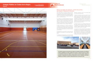 132 Anuario 07
Colegio Público en Cubas de la Sagra.
Madrid
EDIFICACIÓN
No Residencial
133Anuario 07
Conductas
Responsables
Entidad contratante:
Consejería de Educación de
la Comunidad de Madrid
Eficaz recogida de residuos, control de puntos
de acopio y reducción de polvo
Se instalan trompas de evacuación para recoger los materiales sobrantes en las distintas
plantas, posibilitando una eficaz recogida de los mismos y reducción de polvo. Se realiza
un movimiento de tierras de 14.000 m3
, que se acopia en una finca próxima. Además, se
procede a la separación de los diversos residuos para su envío a vertederos autorizados.
Medidas que simplifican la gestión medioambiental para el personal de obra.
Este colegio público en Cubas de la Sagra forma parte
de los nuevos centros bilingües promovidos por la
Consejería de Educación de la Comunicad de Madrid.
Se edifica en una parcela de geometría irregular de
7.981 m2
de superficie, con una ligera pendiente del
terreno en todos los linderos.
En el exterior, en la entrada principal se ubican las
plazas de aparcamiento para profesores y autobuses
escolares. A partir de esta entrada, se articulan dos
ejes de circulación, perpendiculares entre sí, para
asegurar la claridad del recorrido interior, separando
circulaciones para infantil y primaria y organizando los
accesos a piezas comunes y espacios exteriores.
El edificio de primaria (con 12 aulas), el gimnasio y el
comedor se concentran en el lindero sur, próximos a
la entrada principal. El edificio para el programa infantil
(con 6 aulas) consta de una planta y se ubica al noreste
de la parcela, lo que permite una correcta iluminación
de sus espacios.
Las áreas libres se concentran en la zona interior de
la parcela, en continuidad con el futuro parque público
anexo.
La disposición de estas piezas y sus accesos permite
un uso flexible de las diferentes áreas (primaria e infantil,
biblioteca y gimnasio), tanto en su actividad diaria
como fuera del período lectivo.
El edificio de primaria consta de 3 plantas, de las
cuales las dos últimas están destinadas a aulas de
primer y segundo ciclo, clases de grupos reducidos
y aula de informática. La estructura de este volumen
se resuelve con pilares metálicos, vigas metálicas y
forjado de placa alveolar de 25 cm de canto. La
ordenación, muy sencilla, recurre a una sucesión de
pórticos de luces de viga máximas de 5,80 m y sepa-
ración entre pórticos de 3,30 m.
La fachada cuenta con un cerramiento tradicional de
dos hojas y enfoscado exterior de ladrillo (al igual que
la tabiquería). En los edificios docentes, zona de
circulación, vestuarios, instalaciones y vestíbulo principal,
se utiliza cubierta invertida no transitable.
La cubrición de cerchas y la formación de lucernarios
se resuelve con un forjado ligero a base de panel de
chapa grecada. Para el solado se emplea gres, terrazo,
gres antideslizante y linóleo de 2 mm, material ideal
para las clases de los más pequeños ya que amortigua
caídas y funciona mejor acústicamente, permitiendo
la utilización de distintos colores en cada aula.
 