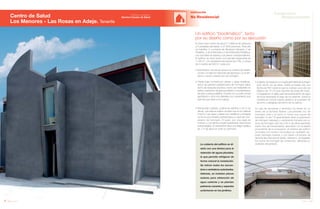 136 Anuario 07
Centro de Salud
Los Menores - Las Rosas en Adeje. Tenerife
EDIFICACIÓN
No Residencial
137Anuario 07
Conductas
Responsables
Entidad contratante:
Servicio Canario de Salud
Un edificio “bioclimático”, tanto
por su diseño como por su ejecución
La cubierta del edificio se di-
seña con una lámina para la
retención de aguas pluviales,
lo que permite refrigerar de
forma natural la instalación.
Se retiran todos los escom-
bros a vertederos autorizados.
Además, se instalan placas
solares para obtención de
agua caliente y se plantan
palmeras canarias y especies
autóctonas en los jardines.
En este nuevo centro de salud 11 médicos de cabecera
y 4 pediatras atenderán a 27.603 personas. Para ello
se habilitan 2 consultas de Medicina General, 2 de
Pediatría, 2 de Enfermería y 2 de Enfermería Pediátrica,
con sus salas de espera y sus aseos correspondientes.
El edificio se sitúa sobre una parcela trapezoidal de
1.190 m2
, con pendiente transversal del 12%, y consta
de 4 niveles de 500 m2
cada uno:
• Semisótano, donde se ubican los cuartos de instala-
ciones y la sala de máquinas del ascensor. La cimen-
tación, muros y pilares son de hormigón.
• Planta baja, formada por pilares y vigas metálicas,
techo de paneles prefabricados de hormigón (falso
techo de escayola acústico), techo de metacrilato en
baños, pavimento de gres porcelánico y revestimientos
de yeso y pintura plástica. Cuenta con un patio central
ajardinado y otros dos laterales con cerramiento que
permite que entre la luz natural.
• Planta bajo cubierta, totalmente diáfana (1,50 m de
altura), que aísla el edificio al evitar que el sol caliente
el techo. Las vigas y pilares son metálicos y el forjado
se forma por paneles prefabricados y capa de com-
presión de hormigón. El suelo, por una capa de
mortero y una lámina impermeabilizante bituminosa
autoprotegida. El cerramiento lleva una religa metálica
de 1 m de altura en todo su perímetro.
• Cubierta, formada por un murete perimetral de hormigón
visto de 60 cm de altura. Sobre el forjado hay una
lámina de PVC sobre la que se colocan unos plot de
plástico de 12 cm que soportan las losas del suelo,
consiguiendo un aljibe para almacenamiento de agua
de lluvia destinada al riego de los jardines. Sobre la
cubierta se colocan placas solares y el lucernario de
aluminio y plexiglass del techo de los baños.
La caja de escaleras y ascensor se sitúan en un
anexo de la fachada trasera. Las paredes son de
hormigón visto y el techo lo forma una cúpula de
hormigón “in situ”. El aparcamiento tiene un pavimento
de hormigón fratasado y cerramiento formado por un
muro de hormigón visto de 2,50 m de altura asentado
sobre otro de mampostería, ejecutado con la piedra
procedente de la excavación. El exterior del edificio
se reviste con mortero monocapa con acabado ras-
pado (fachada trasera) y con panel composite de
aluminio tipo Alucobond (resto). Asimismo, se respetan
los muros de hormigón de contención, dándoles un
acabado abujardado.
 