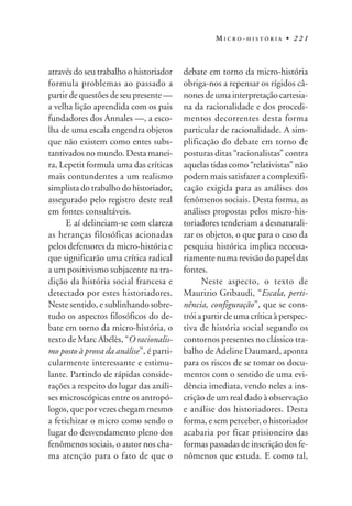 MICRO-HISTÓRIA • 221



através do seu trabalho o historiador    debate em torno da micro-história
formula problemas ao passado a           obriga-nos a repensar os rígidos câ-
partir de questões de seu presente —     nones de uma interpretação cartesia-
a velha lição aprendida com os pais      na da racionalidade e dos procedi-
fundadores dos Annales —, a esco-        mentos decorrentes desta forma
lha de uma escala engendra objetos       particular de racionalidade. A sim-
que não existem como entes subs-         plificação do debate em torno de
tantivados no mundo. Desta manei-        posturas ditas “racionalistas” contra
ra, Lepetit formula uma das críticas     aquelas tidas como “relativistas” não
mais contundentes a um realismo          podem mais satisfazer a complexifi-
simplista do trabalho do historiador,    cação exigida para as análises dos
assegurado pelo registro deste real      fenômenos sociais. Desta forma, as
em fontes consultáveis.                  análises propostas pelos micro-his-
      E aí delineiam-se com clareza      toriadores tenderiam a desnaturali-
as heranças filosóficas acionadas        zar os objetos, o que para o caso da
pelos defensores da micro-história e     pesquisa histórica implica necessa-
que significarão uma crítica radical     riamente numa revisão do papel das
a um positivismo subjacente na tra-      fontes.
dição da história social francesa e            Neste aspecto, o texto de
detectado por estes historiadores.       Maurizio Gribaudi, “Escala, perti-
Neste sentido, e sublinhando sobre-      nência, configuração”, que se cons-
tudo os aspectos filosóficos do de-      trói a partir de uma crítica à perspec-
bate em torno da micro-história, o       tiva de história social segundo os
texto de Marc Abélès, “O racionalis-     contornos presentes no clássico tra-
mo posto à prova da análise”, é parti-   balho de Adeline Daumard, aponta
cularmente interessante e estimu-        para os riscos de se tomar os docu-
lante. Partindo de rápidas conside-      mentos com o sentido de uma evi-
rações a respeito do lugar das análi-    dência imediata, vendo neles a ins-
ses microscópicas entre os antropó-      crição de um real dado à observação
logos, que por vezes chegam mesmo        e análise dos historiadores. Desta
a fetichizar o micro como sendo o        forma, e sem perceber, o historiador
lugar do desvendamento pleno dos         acabaria por ficar prisioneiro das
fenômenos sociais, o autor nos cha-      formas passadas de inscrição dos fe-
ma atenção para o fato de que o          nômenos que estuda. E como tal,
 