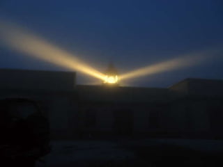 2ª parte :  exhorta a no dejarse engañar sobre inminencia de parusía  (2,1‑17) +  introducción: no dejarse engañar (2,1‑3a) +  razón (2,3b‑10): ‑  antes de la parusía tendrá lugar una apostasía general como consecuencia de la revelación del  hombre inicuo   (2, 3‑5) ‑  ya actúa el misterio inicuo, pero hay un "impedimento" para que se revele; lo hará cuando deje de actuar "el que impide" (2,6s) ‑  entonces se revelará el impío; su parusía será con la acción de Satanás, con prodigios engañosos, que sólo harán daño a los condenados, es decir, a. los  que no aceptan la verdad (2,8‑10) ‑  pero ellos han sido escogidos para la salvación (11‑14) +  exhorta a mantenerse firmes en la enseñanza recibida. Ora para que  así sea (2,15‑16) 