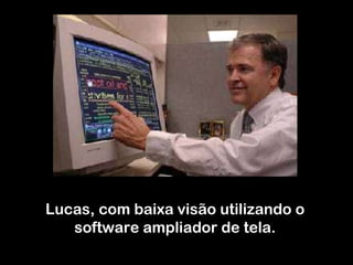 Lucas, com baixa visão utilizando o software ampliador de tela. 
