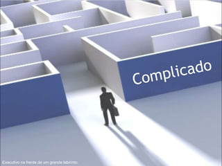 Complicado Executivo na frente de um grande labirinto. 