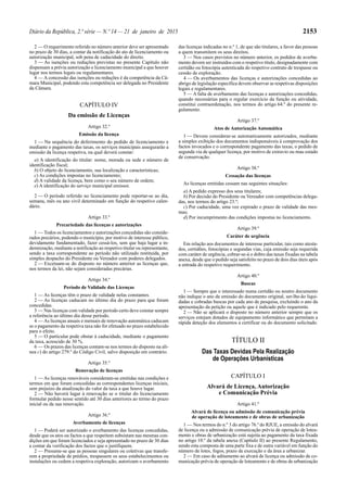 Diário da República, 2.ª série — N.º 14 — 21 de janeiro de 2015 2153
2 — O requerimento referido no número anterior deve ser apresentado
no prazo de 30 dias, a contar da notificação do ato de licenciamento ou
autorização municipal, sob pena de caducidade do direito.
3 — As isenções ou reduções previstas no presente Capítulo não
dispensam a prévia autorização e licenciamento municipal a que houver
lugar nos termos legais ou regulamentares.
4 — A concessão das isenções ou reduções é da competência da Câ-
mara Municipal, podendo esta competência ser delegada no Presidente
da Câmara.
CAPÍTULO IV
Da emissão de Licenças
Artigo 32.º
Emissão da licença
1 — Na sequência do deferimento do pedido de licenciamento e
mediante o pagamento das taxas, os serviços municipais assegurarão a
emissão da licença respetiva, na qual deverá constar:
a) A identificação do titular: nome, morada ou sede e número de
identificação fiscal;
b) O objeto do licenciamento, sua localização e características;
c) As condições impostas no licenciamento;
d) A validade da licença, bem como o seu número de ordem;
e) A identificação do serviço municipal emissor.
2 — O período referido no licenciamento pode reportar-se ao dia,
semana, mês ou ano civil determinado em função do respetivo calen-
dário.
Artigo 33.º
Precariedade das licenças e autorizações
1 — Todos os licenciamentos e autorizações concedidas são conside-
rados precários, podendo o município, por motivo de interesse público,
devidamente fundamentado, fazer cessá-los, sem que haja lugar a in-
demnização, mediante a notificação ao respetivo titular ou representante,
sendo a taxa correspondente ao período não utilizado restituída, por
simples despacho do Presidente ou Vereador com poderes delegados.
2 — Excetuam-se do disposto no número anterior as licenças que,
nos termos da lei, não sejam consideradas precárias.
Artigo 34.º
Período de Validade das Licenças
1 — As licenças têm o prazo de validade nelas constantes.
2 — As licenças caducam no último dia do prazo para que foram
concedidas.
3 — Nas licenças com validade por período certo deve constar sempre
a referência ao último dia desse período.
4 — As licenças anuais e mensais de renovação automática caducam
se o pagamento da respetiva taxa não for efetuado no prazo estabelecido
para o efeito.
5 — O particular pode obstar à caducidade, mediante o pagamento
da taxa, acrescido de 30 %.
6 — Os prazos das licenças contam-se nos termos do disposto na alí-
nea c) do artigo 279.º do Código Civil, salvo disposição em contrário.
Artigo 35.º
Renovação de licenças
1 — As licenças renováveis consideram-se emitidas nas condições e
termos em que foram concedidas as correspondentes licenças iniciais,
sem prejuízo da atualização do valor da taxa a que houve lugar.
2 — Não haverá lugar à renovação se o titular do licenciamento
formular pedido nesse sentido até 30 dias anteriores ao termo do prazo
inicial ou da sua renovação.
Artigo 36.º
Averbamento de licenças
1 — Poderá ser autorizado o averbamento das licenças concedidas,
desde que os atos ou factos a que respeitem subsistam nas mesmas con-
dições em que foram licenciados e seja apresentado no prazo de 30 dias
a contar da verificação dos factos que o justifiquem.
2 — Presume-se que as pessoas singulares ou coletivas que transfe-
rem a propriedade de prédios, trespassem os seus estabelecimentos ou
instalações ou cedem a respetiva exploração, autorizam o averbamento
das licenças indicadas no n.º 1, de que são titulares, a favor das pessoas
a quem transmitem os seus direitos.
3 — Nos casos previstos no número anterior, os pedidos de averba-
mento devem ser instruídos com o respetivo título, designadamente com
certidão ou fotocópia autenticada do respetivo contrato de trespasse ou
cessão de exploração.
4 — Os averbamentos das licenças e autorizações concedidas ao
abrigo de legislação específica devem observar as respetivas disposições
legais e regulamentares.
5 — A falta de averbamento das licenças e autorizações concedidas,
quando necessárias para o regular exercício da função ou atividade,
constitui contraordenação, nos termos do artigo 64.º do presente re-
gulamento.
Artigo 37.º
Atos de Autorização Automática
1 — Devem considerar-se automaticamente autorizados, mediante
a simples exibição dos documentos indispensáveis à comprovação dos
factos invocados e o correspondente pagamento das taxas, o pedido de
segunda via de qualquer licença, por motivo de extravio ou mau estado
de conservação.
Artigo 38.º
Cessação das licenças
As licenças emitidas cessam nas seguintes situações:
a) A pedido expresso dos seus titulares;
b) Por decisão do Presidente ou Vereador com competências delega-
das, nos termos do artigo 23.º;
c) Por caducidade, uma vez expirado o prazo de validade das mes-
mas;
d) Por incumprimento das condições impostas no licenciamento.
Artigo 39.º
Caráter de urgência
Em relação aos documentos de interesse particular, tais como atesta-
dos, certidões, fotocópias e segundas vias, cuja emissão seja requerida
com caráter de urgência, cobrar-se-á o dobro das taxas fixadas na tabela
anexa, desde que o pedido seja satisfeito no prazo de dois dias úteis após
a entrada do respetivo requerimento.
Artigo 40.º
Buscas
1 — Sempre que o interessado numa certidão ou noutro documento
não indique o ano da emissão do documento original, ser-lhe-ão liqui-
dadas e cobradas buscas por cada ano de pesquisa, excluindo o ano da
apresentação da petição ou aquele que é indicado pelo requerente.
2 — Não se aplicará o disposto no número anterior sempre que os
serviços estejam dotados de equipamento informático que permitam a
rápida deteção dos elementos a certificar ou do documento solicitado.
TÍTULO II
Das Taxas Devidas Pela Realização
de Operações Urbanísticas
CAPÍTULO I
Alvará de Licença, Autorização
e Comunicação Prévia
Artigo 41.º
Alvará de licença ou admissão de comunicação prévia
de operação de loteamento e de obras de urbanização
1 — Nos termos do n.º 3 do artigo 76.º do RJUE, a emissão do alvará
de licença ou a admissão de comunicação prévia de operação de lotea-
mento e obras de urbanização está sujeita ao pagamento da taxa fixada
no artigo 10.º da tabela anexa (Capítulo II) ao presente Regulamento,
sendo esta composta de uma parte fixa e de outra variável em função do
número de lotes, fogos, prazo de execução e da área a urbanizar.
2 — Em caso de aditamento ao alvará de licença ou admissão de co-
municação prévia de operação de loteamento e de obras de urbanização
 