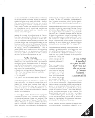 27
est-ce que j’habite là ? Surtout si certains d’entre vous
ont de très grandes propriétés, de trop grandes pro-
priétés. J’y habite parce que je suis obligé… Souvent,
c’est le cas. Parce qu’on veut honorer une certaine
fidélité à la lignée familiale. Ce sont des questions
que je me suis posées avec Valentine, et nous avons
eu notre réponse, qui est personnelle, qui n’est pas
reproductible. Mais qui peut vous interpeller, vous
amener à vous interroger. »
Appelés à s’occuper du château-ferme de Fisenne,
Louis et son épouse Valentine décident d’y emménager
avec leurs cinq enfants. Ils organisent une structure d’ac-
cueil qui rassemble diverses initiatives, notamment des
chambres d’hôtes, une coopérative fromagère et une
boulangerie. « Tout cela demande beaucoup d’énergie,
mais nous apporte également beaucoup de plaisir et
de contacts », conclut le comte de Beauvoir. Quand je
quitte l’ANRB, je sens le poids du regard du président de
l’association peser sur mes épaules, comme s’il voulait
s’assurer que je témoignerais bien de cette « noblesse
de cœur » qu’incarnait le conférencier du jour.
Tortilla et torturée
La neige recouvre le paysage. Les bâtiments s’orga-
nisent autour d’un donjon du XIe
siècle. Des échafauds
quadrillent la porte d’entrée principale. Je donne un
coup de cloche, j’entends des pas qui accourent. « Va-
lentine de Beauvoir ? » Dans sa précipitation, la proprié-
taire menace de perdre l’équilibre.
–– Oups là, oui, oui, c’est bien moi ! Baptiste, c’est ça ?
–– Non, Pierre. Mon collègue ne devrait pas tarder.
–– Vous avez mangé ?
–– Oui, c’est gentil.
–– Ah, mais là, vous ne pourrez pas résister… Suivez-moi !
J’emboîte la foulée de Valentine qui porte une
queue de cheval, une veste en polaire rouge et un
jogging tout simple. Notre passage d’une pièce à
l’autre fait frissonner les draps qui recouvrent l’ar-
genterie, les divans, le billard et les tableaux. Sur
chaque porte, la même recommandation : « Fermer
derrière soi, chauffage ! »
Au sein du foyer familial, deux étudiantes espagnoles
cuisinent une tortilla. « Vous connaissez le woofing ? »,
me demande Valentine. « Je vais vous expliquer ! » Elle
se précipite entretemps vers la cage d’escalier et crie :
« Arthur, Théophile, les garçons ! À table ! » Valentine
invite tout le monde à s’asseoir, à se servir, et reprend :
« Alors, le woofing : nous hébergeons des voyageurs et,
en échange, ils participent au travail de la maison, de
la ferme. Ces lieux nous permettent d’entreprendre un
tas d’initiatives : un potager collectif, un four à pain,
des résidences pour artistes, des projections de films… »
Valentine admet cependant que la participation de la
population locale n’est pas gagnée d’avance. Comme
s’il existait un fossé, difficile à combler, entre le monde
des villageois et celui des châtelains. « La grand-tante
de Louis a vécu ici pendant quarante ans. Les gens de
la région s’en souviennent encore. Son régisseur s’occu-
pait de ses affaires personnelles, tandis que le matin,
elle partait avec son fusil chasser les perdrix dans les
bois et, l’après-midi, elle jouait au bridge. Elle regardait
seulement de temps à autre ce qui se passait dans la
cour de la ferme, et se disait “Oh, c’est sale par-là”. »
Quand Baptiste et Maxence, notre photographe, nous
rejoignent, le déjeuner est fini, et les Espagnoles nous
ont quittés. Théophile joue au piano et Arthur termine
la vaisselle. Pour l’un des fistons, la noblesse ne repré-
sente rien. Pour l’autre, davantage : « J’ai l’impression
que si nous n’étions pas
nobles, nous connaîtrions
moins notre famille, au
sens large je veux dire. »
Nous interrogeons alors
Valentine. Mais, pendant
un instant, elle reste inter-
dite, avant de livrer ses
impressions en hésitant,
en trébuchant sur les
mots, tel un philosophe
qui créerait peu à peu
ses concepts, et les affû-
terait sur la lime du temps : « Il y a peut-être un mot
qui me vient : la transmission… Je me sens responsable
de transmettre une certaine qualité, une certaine exi-
gence, un certain approfondissement de la vie, à tra-
vers le lien, la relation, la vie spirituelle, la beauté des
choses et la valeur du travail… Dans cette définition-
là, oui, la noblesse a du sens : un sens moderne. Et la
beauté dont je vous parle, ce n’est pas – surtout pas
– une beauté bourgeoise, de catalogue… Je pense
que la beauté n’est jamais acquise. Elle est le résultat
de tout un cheminement… D’une attention aux choses,
d’un travail, d’un détachement du temps… »
En fait, Valentine reconnaît volontiers qu’elle est dans
un questionnement perpétuel par rapport à la no-
« Je suis comme
le mendiant
de la gare du Midi :
toute l’aide que
l’on me donne,
je l’accepte
volontiers. »
Marquis De Trazegnies
2727
24h01_#4_7_CHASSES-GARDEE_GD-IMG.indd 27 3/04/15 18:03
 