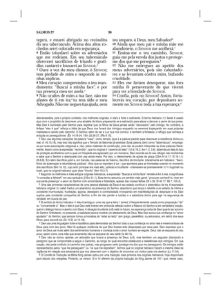 SALMOS 27                                                       30

tegerá, e estarei abrigado no recôndito                              teu amparo, ó Deus, meu Salvador!6
do seu tabernáculo. Acima dos altos ro-                              10 Ainda que meu pai e minha mãe me
chedos serei colocado em segurança.                                  abandonem, o SENHOR me acolherá.7
6 Então triunfarei sobre os adversários                              11 Ensina-me o teu caminho, SENHOR;
que me rodeiam. Em seu tabernáculo                                   guia-me pela vereda dos justos e protege-
oferecerei sacrifícios de triunfo e grati-                           me dos que me perseguem.8
dão; cantarei e louvarei ao SENHOR.3                                 12 Não me entregues ao apetite dos
7 Ouve a voz do meu clamor, ó SENHOR;                                meus adversários, pois são caluniado-
tem piedade de mim e responde às mi-                                 res e se levantam contra mim, bufando
nhas súplicas.                                                       crueldade.
8 Meu coração compreendeu o teu man-                                 13 Eles me fariam desesperar, não fora
damento: “Buscai a minha face”, e por                                minha fé perseverante de que viverei
tua presença meu ser anela.4                                         para ver a bondade do SENHOR.
9 Não ocultes de mim a tua face, não me                              14 Confia, pois no SENHOR! Assim, forta-
afastes de ti em ira;5 tu tens sido o meu                            lecerás teu coração, por depositares so-
Advogado. Não me negues tua ajuda, nem                               mente no SENHOR toda a tua esperança.9


desnecessária, pois o próprio contexto, nos melhores originais, é claro e forte o suficiente. O termo hebraico ‫ קרב‬karab é usado
aqui com o propósito de descrever uma alcatéia de lobos preparando-se e salivando para atacar e devorar a carne de sua presa.
Mas Davi é iluminado pelo Senhor para registrar que os filhos de Deus jamais serão “devorados” pelo inimigo. Ao contrário, a
ênfase “eles é que” reforça a idéia de que Deus nos livrará dos inimigos enquanto os veremos tropeçando em suas próprias
maldades e caindo pelo caminho. O Senhor, além de ser a Luz que nos conduz, é também a fortaleza, o refúgio que rechaça e
aniquila os perseguidores. (Êx 14.19-24; 1Sm 23.26-27; 2Rs 6.15).
    3 Davi usa algumas variações da palavra “casa”, como templo (que é a palavra padrão para descrever a residência divina ou
real, cf. 45.15,16), mas isso não significa que o Templo de Salomão já existisse. Essa palavra, bem como “tabernáculo”, emprega-
se por suas associações religiosas e, não, pelos materiais de construção, pois não se podem interpretar as duas palavras literal-
mente. Assim como a expressão “recôndito”, que no original é “caverna do leão” (10.9; 76.2; Am 1.2; 3.8), tabernáculo fala do tipo
de proteção acolhedora com a qual um hóspede era agraciado por um monarca. Davi recorda-se do seu refúgio nas montanhas
e sabe que o Senhor o abençoará com paz ainda maior. Por isso, o oferecimento de ações de graça (2Sm 6.14-17; Sl 18.1-3,
26.6-8). Em latim Sacrificia jubili e, em francês, nas palavras de Calvino, Sacrifice de triomphe. Literalmente em hebraico: “Sacri-
fícios de aclamação e retumbância jubilosa”. Atos que se reportam à Lei - que apontava para as trombetas soando no momento
dos sacrifícios (Nm 10.10), cujo som principal era mais alto, jubiloso e triunfante - chamavam-se precisamente ‫ תרועה‬trughnah ou
truah, que no original hebraico quer dizer “triunfo” (Nm 10.5-7).
    4 Segundo os melhores e mais antigos originais hebraicos, a expressão “Buscai a minha face” remete a Am 5.4ss. e significava
“ir consultar a Yahweh” em seu santuário (2 Sm 21.1). Esse termo assumiu um sentido mais geral: “procurar conhecê-lo, viver em
sua santa presença” e servir ao Senhor com sinceridade e fidelidade, apesar das nossas falhas (Dt 4.29; Sl 40.17; 69.7; 105.3).
    5 Uma das primeiras características de uma pessoa afastada de Deus é seu estado contínuo e sistemático de ira. A expressão
hebraica original ‫ נטה‬natah traduz um abandono da presença do Senhor, abandono que lança o rebelde num estado de íntima e
constante murmuração, frustração, agonia, desespero e contrariedade irrompendo em manifestações de desprazer e ira. Davi
suplica pela constante companhia do Senhor, a fim de não perder a lucidez e a sabedoria divina para agir na segurança da
verdade, em busca da paz.
    6 O sentido do termo hebraico ‫ לף‬leka é ambíguo, uma vez que a letra ‫ ,ל‬lamed, é freqüentemente usada como preposição “de”
ou “concernente a”. Mas o fato é que Davi está imerso em profunda reflexão sobre a Palavra do Senhor e em verdadeira oração,
que é o diálogo franco e aberto com Deus. A situação triunfante (v.6) está no futuro, na esperança certa de Davi quanto ao socorro
do Senhor. Entretanto, no presente, a realidade parece mostrar um afastamento de Deus. Mas Davi evoca sua confiança no “amor
ajudador” do Senhor, que sempre tomou a iniciativa de “estar ao lado” (em grego, paraklêtos; ou advocatus, em latim) dos seus
filhos, para socorrê-los (Zc 13.9; Jo 14.16).
    7 Davi usa uma linguagem forte e hipotética para demonstrar ao Senhor toda a sua confiança no amor leal e misericordioso de
Deus para com seu povo. Não há qualquer evidência de que Davi tivesse sido desprezado por seus pais. Davi expressa que o
amor de Deus vai muito além dos sentimentos humanos e começa onde o amor humano se esgota. Deus não se esquece do seu
povo, assim como uma mãe que amamenta não se esquece do seu bebê (Is 49.15).
    8 Davi não se tornou apenas um adorador que busca a presença de Deus (v.8), mas também um seguidor (discípulo) e
peregrino que se compromete a seguir o Caminho, ao longo do qual encontra obstáculos e resistências dos inimigos. Em sua
oração, não pede conforto (o caminho dos justos), mas progresso certo (protege-me dos que me perseguem). Os inimigos estão
representados pelos “que me perseguem” ou “os que me espreitam”, termos que no original hebraico trazem a mesma idéia de
vigilância em relação aos adversários que nos observam com o objetivo de encontrar um motivo para nos destruir (Lc 11.54).
    9 O Comitê de Tradução da Bíblia King James optou por uma tradução mais próxima dos originais hebraicos, hoje disponíveis
para estudo dos exegetas. Portanto, os versos 13 e 14 diferem da própria tradução da King James de 1611 que, nesse caso,
 