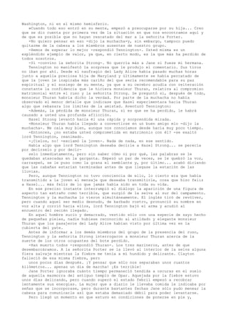 Washington, ni en el mismo hemisferio.
»Cuando todo eso entró en su mente, empezó a preocuparse por su hija... Creo
que se dio cuenta por primera vez de la situación en que nos encontramos aquí y
de que es posible que no hayan rescatado del mar a la señorita Porter.
-No quiero pensar en eso -dijo la muchacha-y, sin embargo, tampoco puedo
quitarme de la cabeza a los miembros ausentes de nuestro grupo.
-Hemos de esperar lo mejor -respondió Tennington-. Usted misma es un
espléndido ejemplo de valor, ya que, en cierto modo, es la que más ha perdido de
todos nosotros.
-Sí -convino la señorita Strong-. No querría más a Jane si fuese mi hermana.
Tennington no manifestó la sorpresa que le produjo el comentario. Sus tiros
no iban por ahí. Desde el naufragio del Lady Alice había pasado muchas horas
junto a aquella preciosa hija de Maryland y últimamente se había percatado de
que la joven le inspiraba más cariño del que sería recomendable para su paz
espiritual y el sosiego de su mente, ya que a su cerebro acudía con reiteración
constante la confidencia que le hiciera monsieur Thuran, relativa al compromiso
matrimonial entre el ruso y la señorita Strong. Se preguntó si, después de todo,
monsieur Thuran habría dicho la verdad. Por parte de la muchacha no había
observado el menor detalle que indicase que Hazel experimentara hacia Thuran
algo que rebasara los límites de la amistad. Aventuró Tennington:
-Además, la pérdida de monsieur Thuran, si es que se ha perdido, le habrá
causado a usted una profunda aflicción.
Hazel Strong levantó hacia él una rápida y sorprendida mirada.
-Monsieur Thuran había llegado a convertirse en un buen amigo mío -dijo la
muchacha-. Me caía muy bien, aunque nos conocíamos desde hacía muy poco tiempo.
-Entonces, ¿no estaba usted comprometida en matrimonio con él? -se exaltó
lord Tennington, reanimado.
-¡Cielos, no! -exclamó la joven-. Nada de nada, en ese sentido.
Había algo que lord Tennington deseaba decirle a Hazel Strong... se perecía
por decírselo y por decírselo inmediatamente, pero sin saber cómo ni por qué, las palabras se le
quedaban atascadas en la garganta. Empezó un par de veces, se le quebró la voz,
carraspeó, se le puso como la grana el semblante y, por último... acabó diciendo
que las cabañas estarían terminadas antes de que llegase la estación de las
lluvias.
Pero, aunque Tennington no tuvo conciencia de ello, lo cierto era que había
transmitido a la joven el mensaje que deseaba transmitirle, cosa que hizo feliz
a Hazel... más feliz de lo que jamás había sido en toda su vida.
En ese preciso instante interrumpió el diálogo la aparición de una figura de
aspecto tan extraño como terrible, que surgió de la selva al sur del campamento.
Tennington y la muchacha lo vieron simultáneamente. El inglés tiró de revólver,
pero cuando aquel ser medio desnudo, de barbado rostro, pronunció su nombre en
voz alta y corrió hacia ellos, lord Tennington bajó el arma y acudió al
encuentro del recién llegado.
En aquel hombre sucio y demacrado, vestido sólo con una especie de sayo hecho
de pequeñas pieles, nadie hubiese reconocido al atildado y elegante monsieur
Thuran que los pasajeros del Lady Alice habían visto por última vez en la
cubierta del yate.
Antes de informar a los demás miembros del grupo de la presencia del ruso,
Tennington y la señorita Strong interrogaron a monsieur Thuran acerca de la
suerte de los otros ocupantes del bote perdido.
-Han muerto todos -respondió Thuran-. Los tres marineros, antes de que
desembarcáramos. A la señorita Porter se la llevó al interior de la selva alguna
fiera salvaje mientras la fiebre me tenía a mí hundido y delirante. Clayton
falleció de esa misma fiebre, pero
unos pocos días después. ¡Y pensar que sólo nos separaban unos cuantos
kilómetros... apenas un día de marcha! ¡Es terrible!
Jane Porter ignoraba cuánto tiempo permaneció tendida a oscuras en el suelo
de aquella mazmorra del antiguo templo de Opar. Aquejada por la fiebre estuvo
unos días delirando, pero cuando superó el estado febril empezó a recobrar
lentamente sus energías. La mujer que a diario le llevaba comida le indicaba por
señas que se incorporase, pero durante bastantes fechas Jane sólo pudo menear la
cabeza para comunicarle así que estaba demasiado débil para poder levantarse.
Pero llegó un momento en que estuvo en condiciones de ponerse en pie y,

 