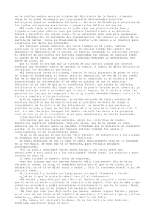 se le confían muchos secretos vitales del Ministerio de la Guerra. A menudo
obran en su poder documentos por cuya posesión determinadas potencias
extranjeras pagarían verdaderas fortunas... Secretos de Estado para enterarse de
los cuales sus agentes asesinarían o perpetrarían delitos aún peores.
»El conde tiene actualmente en su poder algo que proporcionaría fama y
riqueza a cualquier súbdito ruso que pudiera transmitírselo a su gobierno.
Rokoff y Paulvitch son espías rusos. No se detendrán ante nada para apoderarse
de esa información. El incidente del transatlántico -me refiero al asunto de la
partida de cartas- tenía la finalidad de someter a mi esposo a un chantaje para
arrancarle los datos que pretenden.
»Si hubiesen podido demostrar que hacía trampas en el juego, habrían
arruinado la carrera del conde De Coude. No hubiese tenido más remedio que
abandonar el Ministerio de la Guerra. Le habrían condenado al ostracismo social.
El objetivo de esa pareja era mantener suspendida tal espada de Damocles sobre
la cabeza de mi esposo. Esa amenaza se eliminaba mediante la declaración, por
parte de ellos, de
que el conde no era más que la víctima de una conjura urdida por ciertos
enemigos que deseaban cubrir de oprobio su nombre. A cambio de dicha declaración
recibirían los documentos que buscan.
»Al desbaratar usted sus planes, idearon la sucia jugarreta de poner en tela
de juicio mi honestidad, el precio sería mi reputación, en vez de la del conde.
Así me lo explicó Paulvitch cuando entró en mi camarote. Si yo obtenía y les
proporcionaba la información, él me daba su palabra de que no seguirían
adelante; en el caso de que yo no accediera, Rokoff, que estaba en cubierta,
notificaría al contador del buque que, tras la puerta cerrada de mi camarote, yo
estaba entreteniendo a un hombre que no era mi esposo. Se lo diría a todas las
personas con las que se tropezase a bordo y, cuando desembarcásemos, contaría la
historia completa a los periodistas.
»¿No es espantoso? Sin embargo, yo estaba enterada de cierto secreto de
monsieur Paulvitch que lo habría enviado al patíbulo en Rusia de llegar a
conocimiento de la policía de San Petersburgo. Le desafié a que pusiera en
práctica su plan y luego me incliné sobre él y le susurré un nombre al oído. Y
así, sin más -la mujer chasqueó los dedos-, me echó las manos a la garganta,
como un loco y, de no intervenir usted para impedírselo, me habría asesinado.
-¡Qué bestias! -murmuró Tarzán.
-Son peores que las fieras salvajes, amigo mío -lijo Olga de Coude-.
Auténticos espíritus infernales. Temo por usted, que se ha ganado su odio.
Quisiera que no bajase nunca la guardia. Prométame que se mantendrá en constante
alerta; si le ocurriera algo por haberse portado conmigo tan amable y
valerosamente, no me lo perdonaría jamás.
-A mí no me asustan lo más mínimo -dijo Tarzán-. He sobrevivido a los ataques
de enemigos más peligrosos que Rokoff y Paulvitch.
Se había percatado de que la dama no sabía absolutamente nada de lo sucedido
en la rue Maule, de modo que no lo mencionó, para evitarle posibles
preocupaciones.
-Por su propia seguridad -quiso saber Tarzán-, ¿no sería mejor que
denunciasen a esos canallas a las autoridades? Desde luego, los pondrían a buen
recaudo en seguida.
La dama titubeó un momento antes de responder.
-Hay dos razones que nos impiden hacerlo -dijo finalmente-. Una de ellas
retiene al conde. La otra, el verdadero motivo por el que no me atrevo yo a
delatarlos, no se la he dicho nunca a nadie... Sólo lo conocemos Rokoff y yo. Me
gustaría saber...
Se interrumpió y durante una larga pausa contempló fijamente a Tarzán.
-¿Qué es lo que le gustaría saber? -sonrió el hombre-mono.
-Me estaba preguntando por qué siento el impulso de contarle a usted cosas
que no me he atrevido a confesar ni siquiera a mi esposo. Creo que se debe a que
usted las entenderá y podrá aconsejarme correctamente lo que he de hacer. Tengo
la impresión de que no me juzgará con excesiva severidad.
-Me temo que como juez dejo mucho que desear, madame -repuso Tarzán-, porque
en el caso de que fuese usted culpable de asesinato, dictaminaría que su víctima
debería a__ adecerle haber encontrado un destino tan dulce.
-¡Ah, vamos, no! -protestó la dama-. No es tan terrible como todo eso.
Permítame explicarle antes el moti-

 