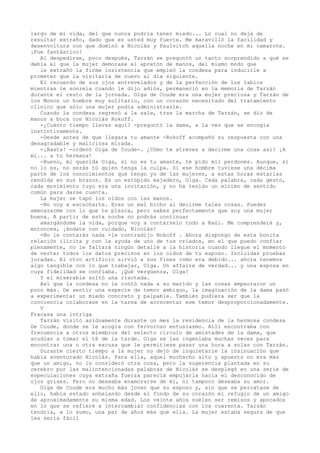 largo de mi vida, del que nunca podría tener miedo... Lo cual no deja de
resultar extraño, dado que es usted muy fuerte. Me maravilló la facilidad y
desenvoltura con que dominó a Nicolás y Paulvitch aquella noche en mi camarote.
¡Fue fantástico!
Al despedirse, poco después, Tarzán se preguntó un tanto sorprendido a qué se
debía el que la mujer demorase el apretón de manos, del mismo modo que
le extrañó la firme insistencia que empleó la condesa para inducirle a
prometer que la visitaría de nuevo al día siguiente.
El recuerdo de sus ojos entrevelados y de la perfección de los labios
mientras le sonreía cuando le dijo adiós, permaneció en la memoria de Tarzán
durante el resto de la jornada. Olga de Coude era una mujer preciosa y Tarzán de
los Monos un hombre muy solitario, con un corazón necesitado del tratamiento
clínico que sólo una mujer podía administrarle.
Cuando la condesa regresó a la sala, tras la marcha de Tarzán, se dio de
manos a boca con Nicolás Rokoff.
-¿Cuánto tiempo llevas aquí? -preguntó la dama, a la vez que se encogía
instintivamente.
-Desde antes de que llegara tu amante -Rokoff acompañó su respuesta con una
desagradable y maliciosa mirada.
-¡Basta! -ordenó Olga de Coude-. ¿Cómo te atreves a decirme una cosa así? ¡A
mí... a tu hermana!
-Bueno, mi querida Olga, si no es tu amante, te pido mil perdones. Aunque, si
no lo es, no serás tú quien tenga la culpa. Si ese hombre tuviese una décima
parte de los conocimientos que tengo yo de las mujeres, a estas horas estarías
rendida en sus brazos. Es un estúpido majadero, Olga. Cada palabra, cada gesto,
cada movimiento tuyo era una invitación, y no ha tenido un mínimo de sentido
común para darse cuenta.
La mujer se tapó los oídos con las manos.
-No voy a escucharte. Eres un mal bicho al decirme tales cosas. Puedes
amenazarme con lo que te plazca, pero sabes perfectamente que soy una mujer
buena. A partir de esta noche no podrás continuar
amargándome la vida, porque voy a contárselo todo a Raúl. Me comprenderá y,
entonces, ¡ándate con cuidado, Nicolás!
-No le contarás nada -le contradijo Rokoff . Ahora dispongo de esta bonita
relación ilícita y con la ayuda de uno de tus criados, en el que puedo confiar
plenamente, no le faltará ningún detalle a la historia cuando llegue el momento
de verter todos los datos precisos en los oídos de tu esposo. Incluidas pruebas
juradas. El otro artificio sirvió a sus fines como era debido... ahora tenemos
algo tangible con lo que trabajar, Olga. Un affaire de verdad... y una esposa en
cuya fidelidad se confiaba. ¡Qué vergüenza, Olga!
Y el miserable soltó una risotada.
Así que la condesa no le contó nada a su marido y las cosas empeoraron un
poco más. De sentir una especie de temor ambiguo, la imaginación de la dama pasó
a experimentar un miedo concreto y palpable. También pudiera ser que la
conciencia colaborase en la tarea de acrecentar ese temor desproporcionadamente.
V
Fracasa una intriga
Tarzán visitó asiduamente durante un mes la residencia de la hermosa condesa
De Coude, donde se le acogía con fervoroso entusiasmo. Allí encontraba con
frecuencia a otros miembros del selecto círculo de amistades de la dama, que
acudían a tomar el té de la tarde. Olga se las ingeniaba muchas veces para
encontrar una u otra excusa que le permitiese pasar una hora a solas con Tarzán.
Durante cierto tiempo a la mujer no dejó de inquietarle la insinuación que
había aventurado Nicolás. Para ella, aquel muchacho alto y apuesto no era más
que un amigo, no lo consideró otra cosa, pero la sugerencia plantada en su
cerebro por las malintencionadas palabras de Nicolás se desplegó en una serie de
especulaciones cuya extraña fuerza parecía empujarla hacia el desconocido de
ojos grises. Pero no deseaba enamorarse de él, ni tampoco deseaba su amor.
Olga de Coude era mucho más joven que su esposo y, sin que se percatase de
ello, había estado anhelando desde el fondo de su corazón el refugio de un amigo
de aproximadamente su misma edad. Los veinte años suelen ser remisos y apocados
en lo que se refiere a intercambiar confidencias con los cuarenta. Tarzán
tendría, a lo sumo, una par de años más que ella. La mujer estaba segura de que
les sería fácil

 