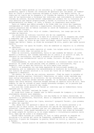El prójimo había perdido ya los estribos y, al tiempo que soltaba una
palabrota, agarró a Tarzán con intención de apartarlo por las malas. El hombremono se limitó a sonreír mientras obligaba al sujeto a dar media vuelta, le
cogía por el cuello de la chaqueta y le llevaba de regreso a la mesa, sin hacer
caso de las maldiciones y forcejeos del individuo, que inútilmente se resistía y
trataba de zafarse. Nicolás Rokoff comprobaba por primera vez la fortaleza de
unos músculos que habían proporcionado a Tarzán la victoria en sus diversos
enfrentamientos con Numa,, el león, y Terkoz, el gigantesco mono macho.
Tanto el hombre que había acusado a De Coude como los otros dos jugadores
contemplaban al conde inmóviles y expectantes. Atraídos por la disputa, unos
cuantos pasajeros más se habían acercado al salón de fumadores y esperaban el
desenlace del litigio.
-Este sujeto está loco -dijo el conde-. Caballeros, les ruego que uno de
ustedes me registre.
-La acusación es ridícula -calificó uno de los jugadores.
-No tiene más que introducir la mano en el bolsillo de la chaqueta del conde
y comprobar que la imputación es correcta y responde a la verdad -insistió el
acusador. Luego, en vista de que todos vacilaban, avanzó hacia el conde, al
tiempo que decía-: Vamos, yo mismo me encargaré de ello, puesto que nadie quiere
hacerlo.
No, monsieur -se opuso De Coude-. Sólo me someteré al registro si lo efectúa
un caballero.
-No es preciso que nadie registre al conde. Los naipes están en su bolsillo.
Yo mismo he visto cómo los ponían en él.
Todos se volvieron, sorprendidos, hacia el que acababa de hablar: un joven
apuesto y atlético, que llevaba agarrado por el cuello a un cautivo al que, no
obstante su resistencia, obligaba a avanzar en dirección al grupo.
-Esto es una confabulación -gritó el conde, furioso-. No hay naipe alguno en
mi chaqueta...
Simultáneamente, se llevó la mano al bolsillo. Un silencio tenso reinó en la
estancia. El conde se puso pálido como un cadáver y a continuación, muy
despacio, sacó la mano del bolsillo. En ella había tres cartas.
Miró a los presentes con una muda expresión de horrorizado asombro y,
lentamente, por su semblante fue extendiéndose el bochorno de la mortificación.
Los rostros de quienes asistían a la ruina del honor de un hombre expresaban
compasión y desprecio.
-En efecto, se trata de una conjura, monsieur. -Tomó de nuevo la palabra el
hombre de grises pupilas. Continuó-: Caballeros, el señor conde ignoraba que
esas cartas estuviesen en su bolsillo. Se las introdujeron en él, sin que se
diera cuenta, mientras estaba sentado jugando. Vi la maniobra reflejada en el
espejo que tenía delante, mientras estaba sentado en aquella silla de allí. Este
hombre, al que he cortado el paso cuando pretendía escapar, es la persona que
puso los naipes en el bolsillo del conde.
Los ojos del conde pasaron de Tarzán al individuo que el hombre-mono tenía
agarrado por el cuello.
-Mon Dieu, Nicolás! -exclamó De Coude-. ¡Tú!
El conde miró luego al jugador que le había acusado de tramposo y le observó
atentamente durante unos segundos.
-Y usted, monsieur, naturalmente, con esa barba no le había reconocido. Le
disfraza a la perfección, Paulvitch. Ahora lo comprendo todo. Está absolutamente
claro, caballeros.
-¿Qué hacemos con estos dos tipos, monsieur? -preguntó Tarzán-. ¿Los ponemos
en manos del capitán?
-No, amigo mío -se apresuró a decir el conde-. Es un asunto personal y le
suplico que lo deje correr. Es suficiente con que me vea exculpado de la
acusación. Cuanto menos tengamos que ver con semejantes individuos, tanto mejor.
Pero, monsieur, ¿cómo puedo agradecerle el inmenso favor que acaba de hacerme?
Le ruego acepte mi tarjeta y, si en algún momento o circunstancia pudiera serle
útil, sepa que me tiene a su disposición.
Tarzán había soltado ya a Rokoff, el cual no había perdido un segundo en
dirigirse a la salida del salón de fumadores, acompañado de su cómplice,
Paulvitch. A punto de franquear la puerta, Rokoff se volvió y, ominoso, aseguró
a Tarzán:
-Monsieur, tendrá ocasión de lamentar haberse entrometido en asuntos que no

 