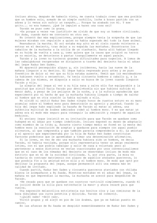 Incluso ahora, después de haberlo visto, me cuesta trabajo creer que sea posible
que un hombre solo, armado de un simple cuchillo, luche a brazo partido con un
adrea y lo venza sin sufrir un rasguño... Porque ha acabado con él. Y ese
grito... no era humano. ¿Qué le impulsó a hacer una cosa así?
Tarzán se puso como la grana.
-Es porque a veces -se justificó- me olvido de que soy un hombre civilizado.
Sin duda, cuando mato me convierto en otro ser.
No intentó dar más explicaciones, porque siempre tenía la sospecha de que las
mujeres miraban con repulsión a quien no había superado del todo la fase animal.
Reanudaron la marcha. El sol estaba muy alto en el cielo cuando volvieron a
entrar en el desierto, tras dejar a su espalda las montañas. Encontraron los
caballos de la muchacha a la orilla de un riachuelo. Hasta allí habían llegado
en su huida de vuelta a casa y, como quiera que la causa que originó su terror
ya no existía, se detuvieron a pastar tranquilamente en aquel paraje.
Tarzán y la joven no tuvieron grandes dificultades para cogerlos. A lomos de
las cabalgaduras recuperadas se dirigieron a través del desierto hacia el aduar
del jeque Kadur ben Saden.
No apareció perseguidor alguno y, sin incidentes, hacia las nueve de la
mañana llegaron a su destino. El jeque había regresado poco antes y se puso
frenético de dolor al ver que su hija estaba ausente. Temió que los merodeadores
la hubiesen vuelto a secuestrar. Ya tenía cincuenta hombres a caballo y, a la
cabeza de los mismos, se disponía a salir en busca de la joven cuando llegaron
Tarzán y ella.
La alegría del jeque al ver a su hija sana y salva sólo fue equiparable a la
gratitud que sintió hacia Tarzán por devolvérsela sin que hubiera sufrido el
menor daño, a pesar de los peligros de la noche, y a la euforia agradecida que
experimentó por el hecho de que la muchacha hubiera llegado a tiempo de salvar
al hombre que en otra ocasión la había salvado a ella.
No olvidó ni omitió Kadur ben Saden ningún honor de cuantos estuvo en su mano
acumular sobre el hombre mono para demostrarle su aprecio y amistad. Cuando la
hija del jeque hubo explicado la hazaña de Tarzán al matar al adrea, una
auténtica multitud de árabes admirados rodeó al hombre mono. Y es que matar un
adrea era el modo más seguro para conseguir la admiración y respeto de aquellos
beduinos.
El anciano jeque insistió en su invitación para que Tarzán se quedase como
huésped en el aduar por tiempo indefinido. Incluso expresó su deseo de adoptarlo
como miembro de la tribu y, durante cierto tiempo medio se formó en la mente del
hombre mono la resolución de aceptar y quedarse para siempre con aquel pueblo
silvestre, al que comprendía y que también parecía comprenderle a él. La amistad
y el aprecio que experimentaba por la hija de Kadur ben Saden constituían
factores poderosos que le apremiaban a tomar una determinación afirmativa.
Si la joven, en vez de ser una muchacha hubiera sido un hombre, se decía
Tarzán, no habría vacilado, porque ello representaría tener un amigo realmente
íntimo, con el que podría cabalgar y salir de caza a voluntad; pero al
pertenecer a sexos distintos se verían coaccionados por unos convencionalismos
que en el caso de los nómadas del desierto se observaban incluso de modo más
estricto que en el de la sociedad civilizada. Y, por otra parte, la moza no
tardaría en contraer matrimonio con alguno de aquellos atezados guerreros, lo
que pondría fin a la amistad entre ella y el hombre mono. De modo que optó por
declinar la propuesta del jeque, aunque permaneció allí una semana más en
calidad de invitado.
Cuando partió, Kadur ben Saden y cincuenta guerreros ataviados con chilaba
blanca le acompañaron a Bu Saada. Mientras montaban en el aduar del jeque, la
mañana en que emprendían la marcha, la muchacha se acercó para despedirse de
Tarzán.
-He rezado para que se quedase con nosotros -articuló simplemente, cuando él
se inclinó desde la silla para estrecharle la mano- y ahora rezaré para que
vuelva.
Una expresión melancólica entristecía sus bonitos ojos y las comisuras de la
boca dibujaban una curva patética y dolorida. Tarzán se conmovió.
-¡Quién sabe! -dejó caer.
Volvió grupas y se alejó en pos de los árabes, que ya se habían puesto en
camino.
En las afueras de Bu Saada se despidió momentáneamente de Kadur ben Saden y

 