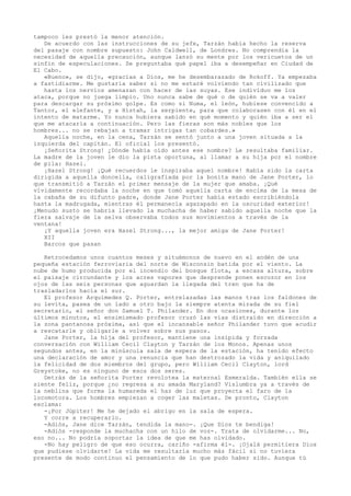 tampoco les prestó la menor atención.
De acuerdo con las instrucciones de su jefe, Tarzán había hecho la reserva
del pasaje con nombre supuesto: John Caldwell, de Londres. No comprendía la
necesidad de aquella precaución, aunque lanzó su mente por los vericuetos de un
sinfín de especulaciones. Se preguntaba qué papel iba a desempeñar en Ciudad de
El Cabo.
«Bueno», se dijo, «gracias a Dios, me he desembarazado de Rokoff. Ya empezaba
a fastidiarme. Me gustaría saber si no me estaré volviendo tan civilizado que
hasta los nervios amenazan con hacer de las suyas. Ese individuo me los
ataca, porque no juega limpio. Uno nunca sabe de qué o de quién se va a valer
para descargar su próximo golpe. Es como si Numa, el león, hubiese convencido a
Tantor, el elefante, y a Hístah, la serpiente, para que colaborasen con él en el
intento de matarme. Yo nunca hubiera sabido en qué momento y quién iba a ser el
que me atacaría a continuación. Pero las fieras son más nobles que los
hombres... no se rebajan a tramar intrigas tan cobardes.»
Aquella noche, en la cena, Tarzán se sentó junto a una joven situada a la
izquierda del capitán. El oficial los presentó.
¡Señorita Strong! ¿Dónde había oído antes ese nombre? Le resultaba familiar.
La madre de la joven le dio la pista oportuna, al llamar a su hija por el nombre
de pila: Hazel.
¡Hazel Strong! ¡Qué recuerdos le inspiraba aquel nombre! Había sido la carta
dirigida a aquella doncella, caligrafiada por la bonita mano de Jane Porter, lo
que transmitió a Tarzán el primer mensaje de la mujer que amaba. ¡Qué
vívidamente recordaba la noche en que tomó aquella carta de encima de la mesa de
la cabaña de su difunto padre, donde Jane Porter había estado escribiéndola
hasta la madrugada, mientras él permanecía agazapado en la oscuridad exterior!
¡Menudo susto se habría llevado la muchacha de haber sabido aquella noche que la
fiera salvaje de la selva observaba todos sus movimientos a través de la
ventana!
¡Y aquella joven era Hazel Strong..., la mejor amiga de Jane Porter!
XII
Barcos que pasan
Retrocedamos unos cuantos meses y situémonos de nuevo en el andén de una
pequeña estación ferroviaria del norte de Wisconsin batida por el viento. La
nube de humo producida por el incendio del bosque flota, a escasa altura, sobre
el paisaje circundante y los acres vapores que desprende ponen escozor en los
ojos de las seis personas que aguardan la llegada del tren que ha de
trasladarlos hacia el sur.
El profesor Arquímedes Q. Porter, entrelazadas las manos tras los faldones de
su levita, pasea de un lado a otro bajo la siempre atenta mirada de su fiel
secretario, el señor don Samuel T. Philander. En dos ocasiones, durante los
últimos minutos, el ensimismado profesor cruzó las vías distraído en dirección a
la zona pantanosa próxima, así que el incansable señor Philander tuvo que acudir
a rescatarle y obligarle a volver sobre sus pasos.
Jane Porter, la hija del profesor, mantiene una insípida y forzada
conversación con William Cecil Clayton y Tarzán de los Monos. Apenas unos
segundos antes, en la minúscula sala de espera de la estación, ha tenido efecto
una declaración de amor y una renuncia que han destrozado la vida y aniquilado
la felicidad de dos miembros del grupo, pero William Cecil Clayton, lord
Greystoke, no es ninguno de esos dos seres.
Detrás de la señorita Porter revolotea la maternal Esmeralda. También ella se
siente feliz, porque ¿no regresa a su amada Maryland? Vislumbra ya a través de
la neblina que forma la humareda el haz de luz que proyecta el faro de la
locomotora. Los hombres empiezan a coger las maletas. De pronto, Clayton
exclama:
-¡Por Júpiter! Me he dejado el abrigo en la sala de espera.
Y corre a recuperarlo.
-Adiós, Jane dice Tarzán, tendida la mano-. ¡Que Dios te bendiga!
-Adiós -responde la muchacha con un hilo de voz-. Trata de olvidarme... No,
eso no... No podría soportar la idea de que me has olvidado.
-No hay peligro de que eso ocurra, cariño -afirma él-. ¡Ojalá permitiera Dios
que pudiese olvidarte! La vida me resultaría mucho más fácil si no tuviera
presente de modo continuo el pensamiento de lo que pudo haber sido. Aunque tú

 