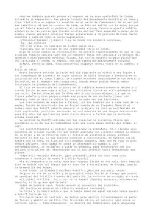 -Hoy me hubiera gustado probar el espesor de la suya -refunfuñó De Coude,
siniestra la expresión-. Esa pareja intentó deliberadamente mancillar mi honor,
Olga. -Refirió a su esposa lo sucedido en el salón de fumadores-. De no ser por
ese caballero, al que no conozco de nada, se habrían salido con la suya, porque
¿quién habría aceptado mi palabra, sin prueba alguna, frente a aquella maldita
evidencia de las cartas que llevaba ocultas encima? Casi empezaba a dudar de mí
mismo, cuando apareció monsieur Tarzán arrastrando a tu precioso Nicolás hasta
nosotros y explicó toda la sucia maquinación.
-¿Monsieur Tarzán? -preguntó Olga de Coude con evidente sorpresa.
-Sí. ¿Le conoces?
-Sólo de vista. Un camarero me indicó quién era.
-Ignoraba que se tratase de una celebridad -dijo el conde.
Olga de Coude cambió de conversación. Se percató repentinamente de que le iba
a costar trabajo explicar por qué un camarero tenía que indicarle la persona del
apuesto y bien parecido monsieur Tarzán. Tal vez se sonrojó un poco puesto que
¿no la miraba el conde, su esposo, con una expresión extrañamente burlona?
«¡Ah!», pensó la dama, «una conciencia culpable recela hasta de su sombra. »
II
Forja de odios
Hasta bastante entrada la tarde del día siguiente no volvió a ver Tarzán a
los compañeros de travesía en cuyos asuntos le había inducido a inmiscuirse su
inclinación por el juego limpio. Se tropezó entonces inopinadamente con Rokoff y
Paulvitch, en el momento más inoportuno, cuando menos podían desear ambos
individuos la presencia del hombre-mono.
El trío se encontraba en un punto de la cubierta momentáneamente desierto y
cuando Tarzán se acercaba a ellos, los individuos discutían acaloradamente con
una mujer. Tarzán observó que la dama vestía con lujosa elegancia y que su
figura esbelta y bien proporcionada era propia de una muchacha joven; sin
embargo, como un velo le cubría la cara, no pudo ver sus facciones.
Los tres estaban de espaldas a Tarzán, los dos hombres uno a cada lado de la
mujer. Tarzán se acercó sin que se dieran cuenta de su llegada. Observó el
hombre-mono que Rokoff parecía amenazar a la mujer, la cual se manifestaba en
tono suplicante; pero como mantenían su controversia en una lengua desconocida
para él, sólo las apariencias permitieron deducir a Tarzán que la muchacha
estaba asustada.
La actitud de Rokoff indicaba con tal claridad la violencia fisica que
enardecía su ánimo que el hombremono hizo una breve pausa detrás del grupo, al
captar instintivamente el peligro que saturaba la atmósfera. Sólo llevaba unos
segundos de titubeo cuando vio que Rokoff agarraba con violento ademán la muñeca
de la mujer y se la retorcía como si tratara de arrancarle alguna promesa
mediante la fuerza. Lo que hubiera sucedido a continuación, de haberse salido
Rokoff con la suya, es algo que sólo podemos suponer, dado que el ruso no pudo
seguir adelante. Unos dedos de acero le aferraron el hombro y, sin
contemplaciones, le obligaron a girar en redondo, para encontrarse con los
gélidos ojos grises del desconocido que el día anterior había desbaratado sus
planes.
-Sapristi! -maldijo Rokoff-. ¿Qué pretende? ¿Está tan loco como para
atreverse a insultar de nuevo a Nicolás Rokoff?
-Es mi respuesta a su nota, monsieur -repuso Tarzán en voz baja. Acto seguido
tiró de Rokoff con tal fuerza que el ruso fue a estrellarse, de bruces, contra
la barandilla del buque.
-¡Por todos los diablos! vociferó Rokoff-. ¡Morirás por esto, cerdo!
Se puso en pie de un salto y se precipitó sobre Tarzán al tiempo que sacaba
un revólver del bolsillo trasero del pantalón. La muchacha se encogió, aterrada.
-¡Nicolás! -chilló-. ¡No... oh, no lo hagas! ¡Rápido, monsieur, márchese en
seguida, si no quiere que le mate!
Lejos de hacerle caso, Tarzán avanzó al encuentro del individuo.
-No insista en ponerse en ridículo, monsieur -aconsejó.
La furia y la humillación a que le había sometido aquel extraño había puesto
a Rokoff fuera de sí.
Consiguió sacar el revólver, se detuvo para apuntar cuidadosamente al pecho
de Tarzán y apretó el gatillo. Con frustrado click, el percutor cayó sobre un
cartucho vacío... Simultáneamente, la diestra del hombre-mono salió disparada

 