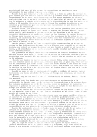 provisional del sur, el día en que los saqueadores se marcharon, para
informarles de que podían regresar a la aldea.
Tarzán tuvo que recurrir a toda su maestría y a todo su poder de persuasión
para evitar que los waziris cayeran con uñas y dientes sobre los manyuemas y los
despedazaran en el acto, pero cuando explicó que había empeñado su palabra,
asegurándoles que no se meterían con ellos si devolvían el marfil al lugar del
que lo robaron, y cuando hizo hincapié en la circunstancia de que los waziris le
debían a él aquella victoria en toda la línea, los waziris accedieron a sus
demandas y permitieron que los antropófagos descansaran en paz dentro del
recinto de la empalizada.
Aquella noche, los guerreros convocaron una sesión plenaria para celebrar sus
victorias y elegir un nuevo jefe. Desde la muerte del anciano Waziri, Tarzán
había venido capitaneando a los guerreros en las batallas y se le había
concedido tácitamente el mando provisional de las huestes. No habían dispuesto
de tiempo para nombrar un nuevo jefe entre los guerreros de la tribu y, en
realidad, el caudillaje del hombre mono había sido tan notablemente triunfal que
tampoco tuvieron el menor deseo de delegar la autoridad suprema en otra persona
por temor a perder lo que
tenían ganado. Habían sufrido las desastrosas consecuencias de actuar en
contra de las indicaciones de aquel salvaje blanco, como ocurrió en el caso de
Waziri, que ordenó un ataque desaconsejado por Tarzán y murió en el curso del
mismo, y al recordarlo no se les hizo cuesta arriba aceptar que Tarzán tomase el
mando definitivamente.
Los guerreros de mayor importancia se sentaron en círculo alrededor de una
pequeña fogata para debatir los méritos objetivos de cualquier candidato que se
propusiera como sucesor del anciano Waziri. Busuli fue el primero en hacer uso
de la palabra.
-Puesto que Waziri ha muerto sin dejar ningún hijo, entre nosotros sólo hay
uno que sabemos posee la experiencia adecuada para ser un gran rey. Sólo hay uno
que ha demostrado que puede acaudillarnos con éxito frente a las armas de fuego
del hombre blanco y llevarnos a una victoria fácil sin sufrir por nuestra parte
la pérdida de una sola vida. Sólo hay uno: el hombre blanco que nos ha dirigido
durante los últimos días.
Busuli se puso en pie y, enarbolado el venablo y doblado el cuerpo, inició
lentamente una danza alrededor de Tarzán, al tiempo que entonaba, al ritmo de
los pasos:
-Waziri, rey de los waziris. Waziri, exterminador de árabes. Waziri, rey de
los waziris...
Uno tras otro los demás guerreros manifestaron su aquiescencia a la
designación de Tarzán como rey de los waziris incorporándose a la solemne danza.
Las mujeres acudieron al borde del círculo, donde se pusieron en cuclillas y
empezaron a golpear el tam tam y a batir palmas al compás de los danzarines, al
tiempo que hacían coro a la cantinela de los guerreros. En el centro del corro estaba sentado Tarzán de los Monos... Waziri, rey
de los waziris, puesto que, al igual que su antecesor en el trono, tomaría como
propio el nombre de su tribu.
El ritmo de los bailarines fue adquiriendo cada vez mayor rapidez, mientras
el volumen de sus gritos salvajes aumentaba también paulatinamente. Las mujeres
se levantaban y bajaban al unísono y no tardaron en estar gritando a voz en
cuello. Se blandieron los venablos con feroz energía y cuando los bailarines se
encorvaban para batir con sus escudos la pisoteada tierra de la calle de la
aldea, la escena era tan terriblemente primitiva y salvaje como si se estuviera
desarrollando en los albores de la humanidad, infinitos siglos atrás.
Cuando la excitación creció, el hombre mono se puso en pie de un salto y se
integró en la selvática ceremonia. En el centro de aquel círculo de
cabrilleantes cuerpos de piel negra, saltaba, rugía y enarbolaba su lanza con el
mismo entusiasmo general que hechizaba a sus compañeros salvajes. Quedaba en el
pozo del olvido su último resto de civilización... Era un hombre primitivo en
toda la extensión y profundidad del término, que disfrutaba, eufórico y
entusiasta, de la libertad de la vida salvaje que tanto amaba y de su recién
estrenada condición de rey entre aquellos negros montaraces.
¡Ah, si Olga de Coude le hubiese echado una ojeada en aquel momento...!
¿Habría reconocido en él al joven tranquilo y elegante, cuyo bien parecido
rostro y sus modales irreprochables la habían cautivado apenas unos meses antes?

 