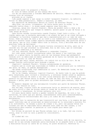 -¿Cuándo será? -le preguntó a Thuran.
El ruso se había sacado ya una navaja del bolsi
llo de los pantalones y trataba débilmente de abrirla. -Ahora -silabeó, y sus
voraces ojos se recrearon
glotones en el inglés.
-¿No puede esperar a que caiga la noche? -preguntó Clayton-. La señorita
Porter no debe presenciarlo. Íbamos a casarnos, ya sabe.
Una expresión de desencanto decoró el rostro de monsieur Thuran.
-Muy bien -se avino, titubeante-. No falta mucho para la noche. Si he
esperado tantos días... lo mismo puedo esperar unas hora más.
-Gracias, amigo mío -musitó Clayton-. Ahora me pondré junto a Jane y me
quedaré con ella hasta que llegue el momento. Quiero pasar un par de horas a su
lado antes de morir.
Jane Porter estaba inconsciente cuando Clayton llegó junto a ella... El
inglés sabía que la muchacha agonizaba y se alegró de que no se viese obligada a
contemplar la horrible tragedia que iba a representarse allí al cabo de unas
horas. Tomó una mano de Jane y se la llevó a los tumefactos y cuarteados labios.
Acarició durante largo tiempo aquella extremidad demacrada, más parecida ahora a
una garra, que en otro tiempo había sido la bonita, fina y delicada mano de una
preciosa joven de Baltimore.
Cerró la noche antes de que Clayton tuviera conciencia de ello, pero se lo
recordó una voz que atravesó la oscuridad. Era la del ruso, que le convocaba
para que se sometiera a su destino.
-Ya voy, monsieur Thuran -se apresuró a responder Clayton.
Por tres veces intentó incorporarse sobre las manos y las rodillas, para
poder ir a gatas hacia la muerte, pero en las escasas horas que permaneció
tendido allí la debilidad se había apoderado de él hasta tal extremo que le era
imposible acudir al lado de Thuran.
-Tendrá que venir usted, monsieur -le indicó con un hilo de voz-. No me
quedan fuerzas suficientes para ponerme a gatas.
-Sapristi! -murmuró Thuran-. Intenta escamotearme mi «premio».
Clayton oyó el ruido que ocasionaba al hombre al arrastrarse por la cubierta
del bote. Al fmal, un gemido desesperado.
-No puedo arrastrarme -oyó lamentarse al ruso-. Es demasiado tarde, me has
timado, sucio perro inglés.
-No le he timado, monsieur -replicó Clayton-. He hecho todo lo que he podido
para levantarme, pero volveré a intentarlo, y entonces tendrá usted su «premio».
Clayton recurrió de nuevo a las casi nulas energías que le restaban y le
pareció oír que Thuran hacía lo mismo. Al cabo de casi una hora, el inglés logró
ponerse a gatas, pero al primer movimiento que intentó para avanzar, cayó de
bruces.
Un momento después oyó una exclamación triunfal por parte de monsieur Thuran.
-Ahí voy -musitó el ruso.
Una vez más, Clayton trató de arrastrarse hacia su sentencia de muerte, pero
de nuevo volvió a caer de bruces sobre el fondo de la barca, y ya no tuvo vigor
para volver a levantarse. Su último esfuerzo sólo sirvió para darse media vuelta y quedar tendido de espaldas, de cara a las
estrellas, en tanto que por detrás, acercándosele lenta pero inexorablemente,
oía los resuellos entrecortados del ruso y el rumor de sus trabajosos
movimientos.
Clayton tuvo la sensación de que transcurrió así una hora, a la espera de que
aquel individuo que se arrastraba se materializase en la oscuridad y pusiera fin
a su sufrimiento. Ya estaba a punto de llegar a él, pero las pausas entre los
tirones con que se impulsaba hacia adelante eran cada vez más largas, y los
movimientos para avanzar le parecían al lord inglés poco menos que
imperceptibles.
Por último se percató de que Thuran estaba casi a su lado. Oyó una risita
ronca, algo le rozó la cara y perdió el conocimiento.
XIX
La ciudad del oro
La misma noche en que eligieron a Tarzán de los Monos jefe de los waziris, la
mujer de la que estaba enamorado yacía moribunda en un pequeño bote a la deriva,
a doscientas millas al oeste de la costa, en pleno Atlántico. Mientras el

 