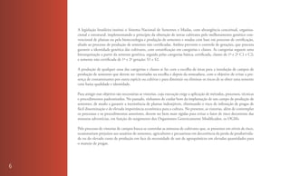 A legislação brasileira institui o Sistema Nacional de Sementes e Mudas, com abrangência conceitual, organiza-
    cional e estrutural, implementando o princípio da obtenção de novas cultivares pelo melhoramento genético con-
    vencional de plantas ou pela biotecnologia e produção de sementes e mudas com base em processo de certificação,
    aliado ao processo de produção de sementes não certificadas. Ambos preveem o controle de gerações, que procura
    garantir a identidade genética das cultivares, com estratificação em categorias e classes. As categorias seguem uma
    hierarquização a partir da semente genética, seguida pelas categorias básica; certificada, classes de 1ª e 2ª C1 e C2;
    e semente não certificada de 1ª e 2ª geração: S1 e S2.

    A produção de qualquer uma das categorias e classes se faz com a escolha de áreas para a instalação de campos de
    produção de sementes que devem ser vistoriadas na escolha e depois da semeadura, com o objetivo de evitar a pre-
    sença de contaminantes por outra espécie ou cultivar e para diminuir ou eliminar os riscos de se obter uma semente
    com baixa qualidade e identidade.

    Para atingir esse objetivo são necessárias as vistorias, cuja execução exige a aplicação de métodos, processos, técnicas
    e procedimentos padronizados. No passado, tínhamos de cuidar bem da implantação de um campo de produção de
    sementes, de modo a garantir a inexistência de plantas indesejáveis, eliminando o risco de infestação de pragas de
    fácil disseminação e de elevada importância econômica para a cultura. No presente, as vistorias, além de contemplar
    os processos e os procedimentos anteriores, devem ser bem mais rígidas para evitar o fator de risco decorrente das
    misturas adventícias, em função do surgimento dos Organismos Geneticamente Modificados, os OGMs.

    Pelo processo de vistorias de campos busca-se controlar as misturas de cultivares que, se presentes em níveis de risco,
    ocasionariam prejuízos aos usuários de sementes, agricultores e pecuaristas em decorrência da perda de produtivida-
    de ou do elevado custo de produção em face da necessidade de uso de agroquímicos em elevadas quantidades para
    o manejo de pragas.




6
 
