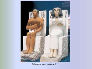 As esculturas têm lugar de destaque na arte egípcia. Elas mostram faraós, rainhas, deuses, escribas e todo o tipo de pessoa sempre com rigidez na posição do corpo e feição do rosto, e os homens (com a cor da pele mais escura) aparecendo sempre maiores que as mulheres.        Há esculturas de todos os tamanhos feitas em madeira, pedra, ouro e bronze.