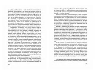 en su falta de diferenciación -en la densidad (y consecuente ca-
rencia total de artia.llación)- del sistema de símbolos. No hay na-
da que constituya intrínsicamente una representación; el e&atus de
representación es relativo al sistema de S'unbolos. Algo que en un
determinado sÍSlema sea un cuadro puede ser una descripción en
otro; que un símbolo denotativo sea representativo no dependerá
de si se asemeja a lo que denota, sino de su propia relación con
otros símbolos dentro de un sistema dado. Un sistema es repre-
sentacional en la medida en que es denso; un símbolo es una re-
presentación sólo si pertenece a un sistema totalmente denso o a
una parte densa de un sistema parcialmente denso. Tal símbolo po-
dn ser una representación aunque no denote nada en absoluto.
Consideremos, por ejemplo, unos cuadros pintados en el sis-
tema tradicional de representación occidental: el primero es de un
hombre erguido a una cierta distancia; el segundo, en idéntica es-
cala, es de un hombre más bajo siruado a la misma distancia. La
segunda imagen sed más pequeña que la primera. Una tercera
imagen en esta serie podria ser de una alrura intermedia; una OJar-
ta, de una altura intermedia entre la tercera y la segunda y así su-
cesivamente. Según este sistema de representación, cualquier di-
ferencia en la alrura de estas irmgenes constiruirá una diferencia
en la altura del hombre representado. El hecho de que se repre-
sente o no a un hombre real es indiferente; lo importante es que
todas estas imAgenes se clasifican en caracteres, de los cuales las
imágenes son marcas. Por muy armada que sea nuestra capacidad
de discriminación, la clasificación será tal que, por cada cuadro que
pertenezca a un cari.cter dado, sed imposible determinar que el
cuadro no pertenece a ningún otro cari.cter. La diferenda sintácti-
ca estará del todo ausente. Además, aunque para mantener la cla-
ridad sólo he considerado una dimensión en este ejemplo, cual-
quier diferencia en cualquier aspecto pictórico será significativa en
nuestro sistema habitual de representación.
Siempre que el esquema pennita que se dé un conjunto den-
so de caracteres, no será necesario que exista ninguna imagen O
cuadro cuya alrora sea dificil de diferenciar. Sólo es preciso que el
esquema de representación prescriba una ordenación densa de ca-
racteres, es decir, que las especificaciones de sus caracteres sean
de ordenación-densa.1
Si es así, tendremos una densidad sintácti-
ca aunque sólo existan dos imigenes de una altura manifiestamente
diferente -Q incluso una sola.
Asimismo, los cuadros de nuestro ejemplo pocrian haber sido
cuadros-unicomios, por supuesto, pero incluso cuando hay deno-
tados, éstos no tiene por qué conformar un campo de referencia
denso. El requisito semántico de un sistema representacional no
necesita un conjunto denso de clases-de-subordinación, del mis-
mo modo que el requisito sintáctico no necesita un conjunto den-
so de caracteres: una vez mis 10 único que se requiere es la es-
pecificación de una ordenación-densa.
Aunque la representación depende de ciertas relaciones sin-
tácticas y semánticas ente los símbolos y no de una relación (por
ejemplo de semejanza) entre el simbolo y lo denotado, sí depen-
de de que los simbolos sean denotativos. Un conjunto denso de
elementos será representacional sólo si aparentemente posee de-
notados. La regla que rige la correlación entre los símbolos y los
denotados puede resultar en que a ningún stmbolo se le asigne un
denotado, de modo que el campo de referencia sea nulo¡ pero los
elementos se convierten en representaciones sólo cuando van
acompañados de estas correlaciones ya sea en principio o de he-
cho.
He de insistir en que la articuladón que distingue las descrip-
ciones de las representaciones no depende de su estructura inter-
na. Algunos escritores han argumentado que un símbolo lingüísti-
co (o -discursivo-) se diferencia de uno representacional (o
opresentacional.) en que una descripción se puede dividir única-
mente en parúrulas como palabras o letras, mientras que un cuadro
es un todo indivisible. Pero de hecho, un carácter atómico, como
una palabra de una sola letra, sigue siendo una descripción, mien-
tras que un cuadro compuesto, como un retrato de grupo, sigue
siendo una representación. De manera que la verdadera diferen-
l . Del mjsmo modo que un euadIo 110 Implic::a la exiSleoda de lo que repraenta. una
especiflOlción de ordenamierue><lew:> 110 Implic::a b exiSlenda de los Cl1I'lIcteres especiIieados.
 