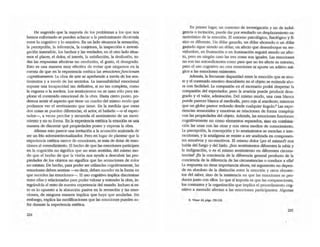 He sugerido que la mayoña de los problemas a los que nos
hemos enfrentado se pueden achacar a la predominante dicotomía
entre lo cognitivo y lo emotivo. En un lado situamos la sensación,
la percepción, la inferencia, la conjetura, la inspección e investi-
gación insensible, los hechos y las verdades; en el OlrO lado situa-
mos el placer, el dolor, el interés, la satisfacción, la desilusión, to-
das las respuestas afectivas no cerebrales, el gusto, el desagrado.
Esto es una manera muy efectiva de evitar que caigamos en la
cuenta de que en la experiencia estética las emodonesfuncionan
cogniltvamente. La obra de arte se aprehende a través de los sen-
timientos y a través de los sentidos. La insensibilidad emocional
supone una incapacidad tan definitiva, si no tan completa, como
la ceguera o la sordera. Los sentimientos no se usan sólo para ex-
plorar el contenido emocional de la obra. Hasta cierto punto, po-
demos sentir el aspecto que tiene un cuadro del mismo modo que
podemos ver el sentimiento que tiene. En la medida Que estas
dos cosas se pueden diferenciar, el actor, el bailarín ---o el espec-
tador- , a veces percibe y recuerda el sentimiento de un movi-
miento y no su forma. En la experienda estética la emoción es una
manera de discernir Qué propiedades posee y expresa la obra.
Afirmar esto parece una invitadón a la acusación acalorada de
ser un frío sobreinteleaualizador. Pero en lugar de plantear Que la
experiencia estética carece de emociones, se trata de dotar de eme-
ciones al entendimiento. El hecho de Que las emociones participen
en la cognición no significa Que no sean sentidas, del mismo mo-
do Que el hecho de Que la visión nos ayude a descubrir las pro-
piedades de los objetos no significa Que las sensaciones de color
no existan. De hecho, para poder ser utilizadas cognitivamente, las
emociones deben sentiJse ~ decir, deben-suceder en la foana en
que suceden las emociones-. FJ uso cognitivo implica discriminar
entre ellas y relacionarlas para poder valorar y entender la obra, in-
tegrándola al resto de nuestra experiencia del mundo. Incluso si es-
to es h opuesto a la absorción pasiva en la sensación y las emo-
cio nes, de ninguna manera implica Que haya que anularlas. Sin
embargo, explica las moctificaciones que las emociones pueden su-
frir durante la experiencia estética.
22'
En primer lugar, un COntexto de investigación y no de indul-
gencia o incitación, puede dar por resultado un desplazamiento ca-
racteñstico de la emoción. El entorno psicológico, fISiológico y fi-
sico es diferente. Un dólar ganado, un dólar ahorrado o un dólar
gastado sigue siendo un d6lar; un afecto Que desemboque en .ser-
vidumbre, en frustración o en iluminación seguirá siendo un afec-
to, pero en ningún caso las tres cosas son iguales. Las emociones
no son tan autosuficientes como para que no les afeae su entorno,
pero el uso cognitivo no crea emociones ni apona un aditivo má-
gico a las emociones existentes.
Además, la f'reaJente disparidad entre la emoción que se sien-
te y el contenido emotivo desoJbierto en el objeto se entiende abo-
ra con facilidad. La compasión en el escenario podri despenar la
compasión del espectador; pero la avaricia puede producir desa-
grado y el valor, admiración. Del mismo modo, una casa blanca
puede parecer blanca al mediodía, pero taja al atardecer; mientras
Que un globo parece redondo desde cualquier ángulo.' Las expe-
riencias sensoriales y emotivas se relacionan de forma compleja
con las propiedades del objeto. Aderruis, las emociones funcionan
cognitivamente no como elementos separados, sino en combina-
ción las unas con las otras y con otros medios de conocimiento.
La percepción, la concepción y lo sentimientos se mezclan e inte-
raccionan; y la amalgama se resiste a ser analizada en componen-
tes emotivos y no-emotivos. El mismo dolor (¿es el mismo?) nos
habla del fuego y del hielo. ¿Son sentimientos diferentes la rabia y
la indignaci6n, o es el mismo sentimiento en diferentes circuns-
tancias? ¿Es la conciencia de la diferencia general producto de la
conciencia de la diferencia de las drcunst:ancias o conduce a ella?
La respuesta no tiene importancia ahora; mi argumento no depen-
de en absoluto de la distinción entre la emoción y otros elemen-
tos del saber, sino de la insistencia en Que las emociones se pro-
ducen junto con ellos. Lo Que sí importa es Que las comparaciones,
los contrastes y la organización que implica el procedimiento cog_
nitivo a menudo afectan a las emociones participantes. Algunas
8. v&se S4, P'gs. 130-1'2.
225
 