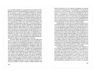 to, la densidad sintáctica es caracteñstica de los sistemas no-lin-
güísticos y es una de las caracteristicas que diferencian un boceto
de una partitura o un guiÓn. La densidad semántica es caractens-
tica de la representación, la descripción y la expresión en las ar-
tes, y es una de las caracteristicas que diferencian a los bocetos y
los guiones de las partituras; y la repleción sintáctica relativa dis-
tingue los sistemas semánticamente densos más representaciona-
les de los más diagra.máticos, y los más -esquemáticos- de los me-
nos esquemáticos. Todas estas características demandan· una
capacidad de discriminaciÓn superlativa. La densidad sintáctica y
semántica demandan una atención inagotable al carácter detenni-
nante y al referente, dada cualquier marca dentro del sistema; una
repleción sintáctica relativa dentro de un sistema sintácticamente
denso demanda que ese mismo esfuerzo de discriminación se rea-
lice, por así decirlo, en más dimensiones. Puede parecer que la im-
posibilidad de determinación fm..ita sugiere la inefabilidad que a
menudo se le achaca, o de la que se acusa, a lo estético. Pero le-
jas de ser misteriosa y vaga, la densidad está explícitamente defi-
nida, surge a partir de unas demandas de precisión absoluta im-
posibles de satisfacer que además ayuda a mantener.
El cuano y último síntoma de lo estético es la característica que
diferencia los sistemas de ejemplificación de los de denotación y
que se combina con la densidad para distinguir el mostrar del de-
cir. Una experiencia será ejemplarizadora siempre que tenga que
ver con las propiedades ejemplificadas o expresadas, es decir, con
las propiedades poseídas y mostradas por el simbolo, no sólo con
las cosas que el símbolo denota. Considerar que lo ejemplarizador
es estético puede parecer una concesión a esa tradición que .aso-
da lo estético con lo inmediato y lo no-transparente, insistiendo en
que el objeto estético debe entenderse como lo que es en sí mis-
mo, más que como significante de otra cosa. Pero la ejempUfica-
ción, igual que la denotación, relaciona un súnbolo con un refe-
rente, y la distancia entre el simbolo y aquello a lo que se aplica o
aquello que lo ejemplifica no es menor que la que existe entre el
símbolo ·y aquello que denota, a lo que se aplica. Del mismo mo-
do que lo .tnefable-, Cuando se somete a análisis resulta ser una
228
simple complicación y no un misterio, la .inmediatez. se convierte
en cuestión de ejemplificación y no de intimidad -una función de
la dirección y no de la distancia-o No hay nada que nos haga pen-
sar que la representaciÓn, a diferencia de la ejemplificación, sea no-
estética. La e;emplificación se diferencia de la denotación más que
de la representación. Hemos visto que tanto la representación fic-
ticia como la representación-como son ruestión de ejemplificación;
y que la representación en las artes rara vez es explícitamente fac-
tual o purament.e denotativa. Además, la experiencia estética no tie-
ne por qué mostrar los cuatro síntomas al mismo tiempo.
Probablemente sea cierto que en la experiencia estética los cua-
tro sintomas tienden a estar presentes antes que ausentes, además
de ser prominentes; pero cualquiera de ellos puede estar ausen-
te de una experiencia estética y presente en una experiencia no-es-
(ética. El vehículo simbólico de las arres literarias, por ejemplo, no
es simáaicamente denso, mientras que la medición de pesos o tem-
peraturas puede ser densa, tanto sintáctica como semánticamente.
Ni la ausencia de algunos súllomas estéticos, ni la presencia de al-
gunos no-estéticos implica una totalidad ~cameO[e menos pu-
ra. Por otra parte, tampoco se puede decir que una experiencia sea
mAs estl!tica cuanta más concentraciÓn de sintomas estéticos posea.
Sin embargo, aunque los cuatro Slnlomas in<;ücados no sean sufi-
cientes ni necesarios para la experiencia estética porseparado, sí se
puede decir que son suficientes conjunJamenJe y necesarios dis~
yuntiuamente, es decir, una experiencia es estética. si posee todos
estos atributos y sOlo si posee por lo menos uno de ellos.
No pretendo decir que esta propuesta se ajuste fielmente al
uso ordinario. El uso presistemático de -estético- y .no-estéticc> es-
tá aún menos establecido por la práctica y más infectado de teo-
ñas ineptas que la gran mayoña de términos. Lo que trato de su-
gerir es que esto apona un uso apropiado para un par de t~rminos
de los que se ha abusado seriamente. La densidad, la repleción y
la e;emplificación son sei'lales de lo estético; la articulación, la ate-
nuación y la denotación, señaJes de lo no-estético. Una dicotomía
vaga pero tajante de la experiencia da paso a una fonna de clasi-
ficar caracteñsticas, elementos y procesos. Clasificar una totalidad
229
 