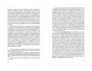 siquíera ejemplifica todas las propiedades ---como la cualidad de
haber sido acabado un manes- que comparte con un rollo o re-
tal de tela. La ejemplificación es posesión má.s referencia.s Tener
sin simbolizar es simplemente poseer, mientras que simbolizar sin
tener es referir algo de una manera que no es la ejemplificaciÓn.
El retal ejemplifica sólo aquellas propiedades que tiene y a las que
refiere. Pooemos decir que ejemplifica el rollo de tela en el senti-
do elíptico de que ejemplifica la cualidad d~ penenecer a ese ro-
110 de tejido.' Pero no todas las piezas de tela funcionan corno
muestra, mientras que otras cosas, como un trozo de madera pin-
tado, pueden servir para ejemplificar el color u otras propiedades
del tejido.
La posesiÓn es intrínseca, pero no puede decirse lo mismo de
la referencia. Las propiedades de un simbolo que son ejemplifica-
das dependerán de qué sistema particular de simbolización se es-
té utilizando. la muestra del sastre no funciona normalmente co-
mo muestra de una muestra de sastre porque, si bien suele
ejemplificar ciertaS propiedades de un tejido, no ejemplifica la pro-
piedad de ejemplificar dichas propiedades. Sin embaJgo, si alguien
preguntara qué es una muestra de sastre y yo se la mostrara, di-
cho retal ejemplificaña en efecto la propiedad de ser una muestra
de sastre. 1.0 asombroso y divertido de la frase de Ring lardner en
la que dice que una de sus historias es -un ejemplo de lo que se
puede hacer con un boligrafo gastadt>,7 es que la historia, aunque
pueda tener la propiedad de ser un manuscrito escrito con un Ix>-
lígrafo gastado, no ejemplifica esa propiedad en ese contexto, ni
en ningún contexto normal.
5. La O5Iensi6n, .t igual q....: la ejemplif".ad6n, Uene que va con las muearv; pero
mlenllU que la ($et1Si6n es el aao de sel2lar la muesln, la ejempIific2d6n es la rebdón
en~ la muestr.l y .qucllo a lo <[1<: refiere.
6. /I.$lmls.mo, óectr que un coche en el vest.íbulo del conccslonario ,*mplif~ un
RQlIs-Royce es decir elrplicamenle q....: el coche ejemplifICa la propied::ld de 5Ct un Rolls-
Royoe. Pero esIa c~psIs puede: ser peligrosa en el discu.so troico, donde decir que ;r; ejem-
pliflCl a S, significa que ;r; refiere a S y es dcnotIda por S. Sobto:: C$IO profund~ a con-
tinuui6n.
7. En How 10 Vrl/~ $b0l"l Storla (wllb SampleV, Nuew York, Charles Saibnel'. Sons,
1924, p4g. 247.
60
Aunque hasta ahora he hablado indistintamente de cómo son
ejemplificadas las propiedades y los predicados, ha llegado el mo-
mento de corregir este equívoco. Solemos hablar de lo que se
e;emplifica como la rojez, o la propiedad de ser rojo, en lugar de
como el predicado -(es) roj<>, pero estO provoca frecuentes pro-
blemas al hablar de propiedades. El Sócrates que habla de maso-
tia en Atenas es un animal racional, un bípedo sin plumas y un
mamífero que ñe, pero que ejemplifique la primera propiedad no
significa que ejemplifique las otras dos. Esto sucede, tal vez, por-
que aunque las tres propiedades son coextensivas, no son idénti-
cas. Pero en el caso de una figura que ejemplifica la uiangularidad
sucede que, aunque siempre sea trilateral, no siempre ejemplifica
la trilateralidad. No obstante, si la trilateralidad no es idéntica a la
uiangularidad, ¿qué puede serlo? Y ~i las dos propiedades son idén-
ticas, entonces las propiedades idénticas pueden diferenciarse en
lo que las ejemplifica. Parece que es precisa una propiedad dife-
rente para cada predicado.
Tomemos pues la ejemplificación de predicados y otras eti-
quetas como la ejemplificaciÓn elemental. Al hablar de este modo
de un bloque de madera pintado como un ejemplo de .rop en lu-
gar de como un ejemplo de rojez, debemos recordar que lo que
ejemplifica aquí es algo denotado por un predicado y no una ins-
cripción de ese predicado. Lo que un simbolo ejemplifica debe
ser aplicable al mismo. Un hombre, pero no una inscripción de un
hombre, puede ejemplificar (cada inscripciÓn de) .hombre.; una
inscripciÓn, pero no un hombre, puede ejemplificar (cada insoip-
ción de) ·hombre.. Sin embargo, insistir en que ~jemplifica rojez.
debe entenderse siempre como un equivaleme inexac:to de ~jem­
plifica ~ro¡O·. implicaña ser demasiado estricto. Para Platón, Sócra-
tes dificilmente ejemplificaba .racional., sino el predicado griego
correspondiente; para un francés, un trozo de madera pintado
ejemplifica ·rouge· y no ·red·. Incluso en inglés, podemos tener
nueslraS dudas en el momento de declarar que una muestra se re-
flere a uno y no a otro de entre varios predicados alternativos. Es
precisa una interpretaciÓn mos flexible de -ejemplifica rojez-, en
términos de ejemplificación de predicados.
61
 
