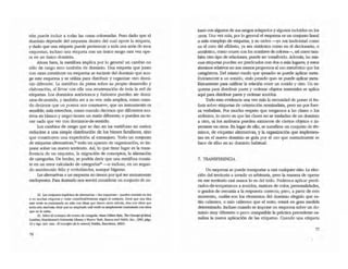 tión puede incluir a todas las cosas coloreadas. Pero dado que el
dominio depende del esquema dentro del cual opere la etiqueta,
y dado que una etiqueta puede pertenecer a toda una serie de esos
esquemas, incluso una etiqueta con un único rango rara vez ope-
ra en un único dominio.
Ahora bien, la metáfora implica por lo general un cambio no
sólo de rango sino tambi&l de dominio. Una etiqueta que junto
con otras constituye un esquema se escinde del dominio que aco-
ge este esquema y se utiliza para distribuir y organizar otto domi-
nio difereme. La metMora da piscas sobre su propio desarroUo y
elaboración, al Uevar con eUa una reorientación de toda la red de
etiquecas. Los dominios autóctonos y foráneos pueden ser domi-
nios-de-sentido, y también ser a su vez: más amplios, como cuan-
do decimos que un poema nos conmueve, que un instrumento es
sensible; más estrechos, como cuando decimos que diferenteS mo-
tivos en blanco y negro tienen un matiz diferente; o pueden no te-
ner nada que ver con dominios-de-sentido.
Los cambios de rango que se dan en las metáforas no suelen
reducirse a una simple distribución de los bienes familiares, sino
que constituyen una expedición al extranjero. Todo un conjunto
de etiquetas altemativas,ll todo un aparato de organización, se im-
pone sobre un nuevo territorio. Así, lo que tiene lugar es la trans-
ferencia de un esquema, la migración de conceptos, la alienación
de categorías. De hecho, se p<XIria decir que una me[áfora consis-
te en un error calculado de categoñasU ~ incluso, en un segun-
do matrimonio feliz y revitalizador, aunque bígamo.
las alternativas a un esquema no tienen por qué ser mutuamente
excluyentes. Pan ilustrarlo nos servirá considerar un conjunto de ro-
22. Los ~ Implldlos de ajlemaUVU -bis ~ pueden alO5istir o:n do:!
o en mucha dique!» y variar oon.s~lemetHe .según el con!eJW). Oecit que una,Idea
e:sti veroc es eDoUll$C:Ub> no $ÓI<J con Ideas que tienen otros colores, sino con Ideas que
e!ilin nW maduras; dedr que un empIcado esti verde es simplemente l.'OfVr.lSt;ar con 0W5
que no lo esIin.
23. SObre el =p!o de erroteS de c:uegoria, v&se GiIben RyIe, 7bfJ ~ ifMú.d,
Londtes, HulChln.son·s Universlty Ubmy y Nueva York. Bame"I and Noble, lnc., 1949, pAgs.
16 Y1Igs. (ec!. cut.: el conCfjllo d, lo .nlm/al, Paidós, Ban:eIona, 200S).
76
Iores con algunos de sus rangos solapados y algunos incluidos en los
otros. Una vez más, por lo general el esquema es un conjunto lineal
o más romplejo de etiquetas, y su orden -ya sea tradicional como
en el caso del alfabeto, ya sea sint1ctico como en el diccionario, o
semántico, como ocwre ron los nombres de coIores-, así como tam-
bién otro tipo de relaciones, puede ser tranSferido. Además, las mis-
mas etiquetas pueden ser predicados con dos o más Jugares; y esros
t&minos relativos no son menos propensos al uso metafórico que los
categóricos. Del mismo modo que -pesa~ se puede aplicar meta-
fóricamente a un sonido, ·más pesado que- se puede aplicar meta-
fóricamente pan calificar la relaelón entre un sorudo y otro. Un es-
quema para distribuir pares y ordenar objetos materiales se aplica
aquí para distribuir pares Y ordenar sonidos.
Todo esto evidencia una vez más la necesidad de poner ell:n-
fasis sobre etiquetas de orientación nominalista, pero no por fuer-
za verbalista. Por mucho respeto que tengamos a las clases o los
atributos, lo cierto es que las clases no se trasladan de un dominio
a atto, ni los atributos pueden extraerse de ciertos objetos e in-
yectarse en otros. En lugar de eUo, se transfiere un conjunto de tér-
minos, de etiquetas alternativas, y la organizadÓll que implemen-
tan en el nuevo dominio se guía por el uso que nonna1mente se
hace de ellas en su dominio habitual.
7. TRANSFERENCIA
Un esquema se puede transportar a casi cualquier sitio. La elec-
ción del tenitorio a invadir es arbitraria, pero la manera de operar
en ese territorio casi nunca lo es del [oda. Podemos aplicar predi-
cados-de-temperatura a sonidos, matices de color, personalidades,
o grados de cercanía a la respuesta correcta; pero, a partir de este
momento, cuáles son los elementos del dominio elegido que es-
tán calientes, o más calientes que el resto, estará en gran medida
detenninado. Incluso cuando se impone un esquema sobre un do-
minio muy diferente o poco compatible la práctica precedente ca-
naliza la nueva aplicación de las etiquetas. CUando una etiqueta
77
 