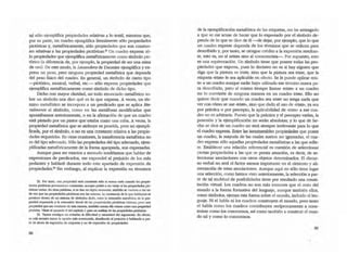 tal sólo ejemplifica propiedades relativas a lo textil, mientraS que,
por su parte, un ruadro ejemplifica literalmente sólo propiedades
pictóricas y, metafóricamente, sólo propiedades que son constan-
tes relativas a las propiedades pictóricas.)) Un cuadro expresa ro-
lo propiedades que ejemplifica metafóricamente como símbolo pic-
tórico (a diferencia de, por ejemplo, la propiedad de ser una mina
de oro). De este modo, la Úlvandera de Daumier ejemplifica y ex-
presa un peso, pero ninguna propiedad metafórica que dependa
del peso flSico del cuadro. En general, un símbolo de cierto tipo
-pictórico, musical, verbal, etc.- sólo expresa propiedades que
ejemplifica metafóricamente como simbolo de dicho tipo.
Dicho con mayor claridad, no todo enunciado metafórico so-
bre un símbolo nos dice qué es lo que expresa. A veces, un tér-
mino metafórico se incorpora a un predicado que se aplica /ite-
ralmente al símbolo, como en las meláforas modificadas que
apuntábamos anteriormente, o en la afirmación de que un cuadro
está pintado por un pintor que'estaba como una cuba. A veces, la
propiedad metafórica que se atribuye es poseída, pero no ejempli-
ncada, por el simbolo, o no es una constante relativa a las propie-
dades requeridas. En otras ocasiones, la uansferencia metafórica no
es del tipo adecuado. Sólo las propiedades del tipo adecuado, ejem-
plificadas metafóricamente de la forma apropiada, son expresadas.
Aunque para ser exactos a menudo tendriamos que hablar de
expresiones de predicados, me expondré al prejuicio de los más
pedantes y hab~ durante todo este apartado de expresión de
propiedades'»'Sin embargo, al explicar la expresión en términos
32. Por 1:atItO. una propiedad Kft 00Il5latIfe :sólo si nunca V2tb cuando b s propIe-
dades pIct6rica5 pcl'll13necen COII$tlitIIC:S, auncp1e podd o no variar si las propiedades pIc-
tOricas vatIan. En 0bU pabb!u.. si R dan en algún rnomenm, tanlbien se vudven a cbc ca-
<.b. vez que w propiedades pia6ric:as 500 las nUsmas. ~ consrancia de la que hab/2Jno$ se
produce dentro de un sistema de limboIos d:;¡do, enln: la e:uemlOn metaf6rica de la pIX)-
ple<bd expres:a<b y '" extenslOn 1¡lenl de las propiedades pict6rieu b>l,icas; pero un.
propiedad cp.le lIt8 <XlCISIaIIte de esta manm., tmti!n cueotI ella misma a:mouna propiedad
piaóriol. vta!e el apllltado 9 del capIrulo 1 par.!. UD ardIisis de las propiedades pIct6ricas.
33. Tantos remilgos no evlWian la dIflaJJlad y oscuridlld ~ argumeruo. Én deao,
es mAs seMita tom:u la opcj6n nW .venruno.<b, desafaando al prejuicio Yltabtaooo. par-
tir de ahora de expresión de etiquew y no de expresión de p!'Opittbde$.
de la ejemplificación metafórica de las etiquetas, me he arriesgado
a que se me acuse de hacer que lo expresado por el símbolo de-
penda de lo que se dice de él--de dejar, por ejemplo, que lo que
un cuadro exprese dependa de los términos que se utilicen pan:
describirlo y, por tanto, se otorgue crtdito a la expresión resultan-
te, esto es, no al artista sino al comentarista-o Por supuesto, esto
es una equivocación, Un símbolo tiene que poseer todas las pro-
piedades que expresa, pues lo decisivo no es si hay alguien que
diga que la pintura es triste, sino que la pintura sea triste, que la
etiqueta -triste- le sea aplicable en efecto. Se le puede aplicar -tris-
te- a un cuadro aunque nadie haya utilizado ese término nunca pa-
ra describirlo, pero al mismo tiempo llamar ·triste- a un cuadro
no lo conviene de ninguna manera en un cuadro triste, Ello no
quiere decir que cuando un cuadro sea triste no tenga nada que
ver con cómo se use -lJiste., sino que dado el uso de -trisre-, ya sea
por práctica o por precepto, la aplicabilidad de -triste- a ese cua-
dro no es arbitraria. Puesto que la práctica yel precepto varían, la
posesión y la ejemplificación no serán absolutas; y lo que de he-
cho se dice de un cuadro no será siempre irrelevante pan: lo que
el cuadro expresa. Entre las innumerables propiedades que posee
un cuadro, la mayoría de las cuajes suelen ser ignoradas, el cua-
dro expresa sólo aquellas propiedades metafóricas a las que refie-
re. Establecer una relación referencial es cuestión de se1eccionar
ciertas propiedades a las que se presta atendón, es decir, de se-
leccionar asociaciones con otros objetos determinados. El discur-
sa verbal no será el factor menos imponante en el cimiento y ali-
mentación de estas asociaciones. Aunque aquí no sólo tiene lugar
una selección, como hemos visto anterionnente, la selecci6n a par-
tir de tal multitud de posibilidades tiene por resultado una consti-
tución virtual. Los cuadros no son m1s inmunes que el resto del
mundo a la fuerza formativa del lenguaje, aunque también ellos,
como símbolos, ejenan e&a fuerza sobre el mundo, incluido el len-
guaje. Ni el habla ni los cuadros construyen el mundo, pero tanto
el habla como los cuadros contribuyen redprocamente a cons-
truirse como los conocemos, así como también a construir el mun-
do tal y como lo conocemos.
89
 