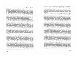escaneado examinará el color -es decir, la luz reflejada-. Sin em-
bargo, como la luz reflejada depende en parte de la luz incidente,
se deberá hacer la prueba con iluminación de todas las calidades,
de todas las intensidades y desde todas las direcciones. En cada ca-
so, se deberá escanear el aJadro JX>r completo y desde todos los
ángulos posibles. Pero, por supuesto, no sed posible abarcar cada
variación, ni siquiera detenninar una única correspondencia abso-
luta en un solo aspecto siquiera. Por tanto, buscar una prueba de
que nunca seré capaz de ver ninguna diferencia entre los dos aJa-
deos es inútil, por razones que no son sólo tecnológicas.
Aún asi, supongamos que siguiéramos pregunt:indonos si
existiña alguna diferencia estética para mí entre los cuadros, su-
poniendo que pudiéramos obtener dicha prueba. y supongamos
que ahora respondemos con una negativa a la pregunta descabe-
Uada acerca de si alguien sed capaz algún día de percibir a sim-
ple vista la diferencia entre el cuadro original y la copia. Esto tam-
poco agradad a nuestro interloCutor, ya que la conclusión seria
que si no es posible percibir ninguna diferencia entre los dos cua-
dros, la existencia de una diferencia entre ellas dependerá. por com-
pleto de que se pueda 'probar por otros medios, pero no de lo que
se perciba a simple vista. Y esto contribuye má:s bien poco a sos-
tener la idea de que cualquier diferencia estética debed ser per-
ceptible.
Volviendo al campo de las hipótesis extremas, podriamos en-
frentamos a la ob¡eción de alguien que adujera que la enorme di-
ferencia estética entre un Rembrandt y una falsificación no puede
depender de la búsqueda, o incluso del descubrimiento, de dife-
rencias perceptibles tan ínfunas como las mencionadas, sólo per-
ceptibles, acaso, a fuerza de una larga experiencia y mucha prác-
tica. Pues bien, esta objeción se puede desdeiar de entrada, ya
que diferencias perceptibles ínfunas pueden tener muchisimo pe-
so. Las pistas que me indican si he conseguido captar la atención
de alguien que se enOlenua al otro lado de la habitación que com-
partimos son casi indiscemibles. Sólo un oído entrenado es capaz
de detectar las diferen9as reales de sonido que distinguen una in-
terpretación musical excelente de una mediocre. Cambios extre-
106
madamente sutiles pueden alterar todo el diseño, el sentimiento,
o la expresión de una pinruca. De hecho, las diferencias má:s pe-
quei'tas para nuestros sentidos, son a veces las ~s decisivas des-
de el punto de vista estético: una agresión rlSica brutal a un fresco
puede tener menos consecuencias que un retoque pequeño, pero
arrogante.
He intentado demostrar que nuestros dos cuadros se pueden
diferenciar estéticamente, no que el original sea mejor que la fal-
sificación. En nuestro ejemplo, el original probablemente sea un
cuadro muy supeior, ya que las pinruras de Rembrandt, por 10 ge-
neral, son mucho mejores que las copias que hacen pintores des-
conocidos. Pero una copia de Lastman realizada por Rembradl, sin
duda podría. habee sido mejor que el original. Sin embargo, no ce-
rresponde hacer aquí juicios comparativos o formular clnones de
evaluación estética. Hemos satisfecho las demandas que nos im-
porúa nuestro problema al demostrar que el hecho de que no po--
damos diferenciar los dos cuadros a simple vista no implica que
sean estéticamente iguales -y, por lo tanto, hemos evitado tener
que concluir que la falsificadón sea tan buena como el original.
El ejemplo que hemos usado hasta ahora ilustr".l un caso es-
pecial inscrito en un problema más amplio que tiene que ver con
la importancia estética de la autenticidad. Al margen de la cuestión
del duplicado falsificado, ¿qué importancia tiene que una obra sea
producto de un artista u otro o de una cierta escuela o periodo?
Supongamos que fuera fácil diferenciar dos cuadros pero no decir
quién pintó cada uno de ellos sin recurrir a un mecanismo como
la fotografía de rayos X. ¿Implicaría alguna diferencia estética el he-
cho de que un cuadro fuera o no de Rembrandr? Ahora ya no se
trata sólo de diferenciar un cuadro de otro, sino de distinguir en-
tre la clase de pinturas de Rembrandt y la clase de las dends pin-
turas. Las posibilidades que tengo de aprender a establecer esta di-
ferencia correaamente -y de desrubric cacacteristicas proyeaables
que diferencian a los Rembrandt en general de los no-Rembrandt-
dependen mucho del grupo de ejemplos que tenga a mi disposi-
ción. Por tanto, para aprender a distinguir pinturas de Rembrandt
de otras pinturas sed importante que cieno cuadro pertenezca a
107
 