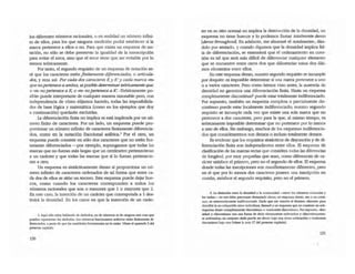 los diferentes números racionales, o en realidad un número infini·
to de ellos, para los que ninguna medición podrá establecer si la
marca pertenece a ellos o no. Para que exista un esquema de no-
ración, no sólo se debe preservar la igualdad de la transcripción
para evitar el error, sino que el error tiene que ser evitable por lo
menos teóricamente.
Por tanto, el segundo requisito de un esquema de notación se--
ri que los caracteres estén ftnitamente diferenciadas, o articula-
dos, y reza así: Por cada das caracteres K y K'Y cada marca ~
que nopertenece a ambos, erposible determinar teóricamente que.:
o -m- nopertenece a K; o -m- nopertenece a K: .Teóricamente po-
sible- puede interpretarse de cualquier manera razonable pero, con
independencia de cómo elijamos hacerlo, todas las imposibilida-
des de base lógica y matemática (como en los ejemplos que doy
a continuación) quedarán excluidas.
La diferenciad6n finita no implica ni está implicada por un nú-
mero f1Ilito de caracteres. Por ·un lado, un esquema puede pro-
porcionar un número inf1Ilito de caracteres f1Ilitamente diferencia-
dos, como en la notación fraccional arábica.' Por el otro, un
esquema puede consistir en sólo dos caracteres que no estén flni-
tamente diferenciados -por ejemplo, supongamos que todas las
marcas Que no fueran más largas Que un centimeuo pertenecieran
a un cadcter y que todas las marcas Que sí lo fueran pertenecie-
ran a otro.
Un esquema es sintácticamente denso si proporciona un nú-
mero inf1Ilito de caracteres ordenados de tal fonna que entre ca-
da dos de ellos se sitúe un tercero. Este esquema puede dejar hue-
cos, como cuando los caracteres corresponden a todos los
números racionales que son o menores que 1 o mayores Que 2.
En este caso, la inserción de un carácter que corresponda a 1 des-
truirá la densidad. En los casos en que la inserción de un caclc-
5. Aqlll a6Jo estoy hablando de sImboIos, no de nWneros ni de ninguna 0lr.iI COS2 que
puedan reprdefll2J" 105 $lmbolw:. i.o:!I números fr.¡cdonalioos acl.bK:os esdn nniwnente di-
ferendados, a pe.l'aI" de que las cantldades fr.¡ccionarias no lo esI1n. v&se el apartado 5 del
presente caplrulo.
130
ter en su sitio normal no implica la destrucción de la densidad, un
esquema no tiene huecos y lo podemos llamar totalmente denso
[dense tbrougboud. En adelante, me ahorraré el .totalmente-, dán-
dolo por sentado, y cuando digamos Que la densidad implica fal-
ta de diferenciación, se entended que el ordenamiento en cues-
tión es la! Que será·más dillcil de diferenciar cualquier elemento
que se encuentre entre OtrOS dos que diferenciar estos dos últi-
mos elementos entre ellos.
En este esquema denso, nuestro segundo requisito se inrumple
por doquier: es imposible determinar si una marca pertenece a uno
o a varios caracteres. Pero como hemos vista antes, la ausencia de
densidad no garantiza una diferenciación f1Ilita. Hasta un esquema
completamente discontinuct puede estar tocalmente indiferenciado.
Por supuesto, también un esqueql3. completa o parcialmente dis-
continuo puede estar localmente indiferenciado; nuestro segundo
requisito se incumple cada vez que existe una soJa marca que no
pertenece a dos caracteres, pero para la que, al mismo tiempo, es
teóricamente imposible determinar que no pertenece por lo menos
a uno de ellos. Sin embargo, muchos de los esquemas indiferencia-
dos que consideraremos son densos o incluso totalmente densos.
Es evidente que los requisitos sintáaicos de disyunción y de di-
ferenciación f1Ilita son independientes entre ellos. El esquema de
clasificación de las marcas rectas que considera todas las diferencias
de longirud, por muy pequeí"1as que sean, como diferencias de ca-
rácter satisface el primero, pero no el segundo de ellos. El esquema
donde todas as inscripciones son manifiestamente diferentes, pero
en el que por lo menos dos caracteres poseen una inscripción en
común, satisface el segundo requisito, pero no el primero,
6. La d;stinci6n ~ b do::n$idad Y b a:winllidad ~lfe los n(¡meros racionales y
los reaJes.-- 00 005 debe preocupar demasiado ahcn¡ un e.que<na deoso, sea o no oonlI-
noo, es extremadamente indifemKiaOo. OlIdo que me reserYO el t&mino -discreto- par.¡
describir la nc»olapilciOn enlfe individllOll, 1Iamad:. un esquema que no contiene un sub-
esquema demo -axnpletamente dlscontlnlD o -(oodmente dacontln~. POf lIJpue5tO, -den-
sidad· y ~ son una fonna de decir -densamente ordenadOS> y odUI:ontlnuamen·
te orderudos-¡ un conjuntO dado puede ser deoso bajo una deltll OfdenaciOn y totalmente
discontlnllo bajo ou:a (vbse la nota 17 del presente capllulo).
131
 
